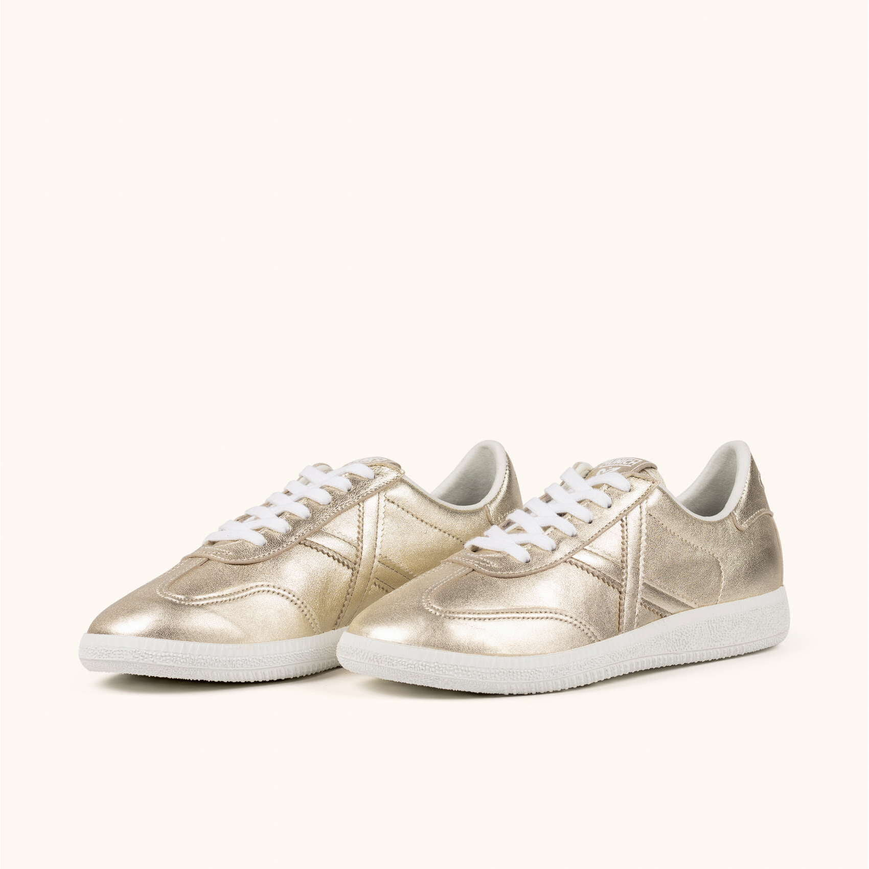 Zapatilla casual en piel metalizada oro con suela blanca MUNICH BARRU 225
