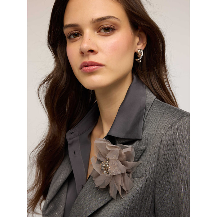 Motivi - Blazer de lúrex con broche de flor - Gris
