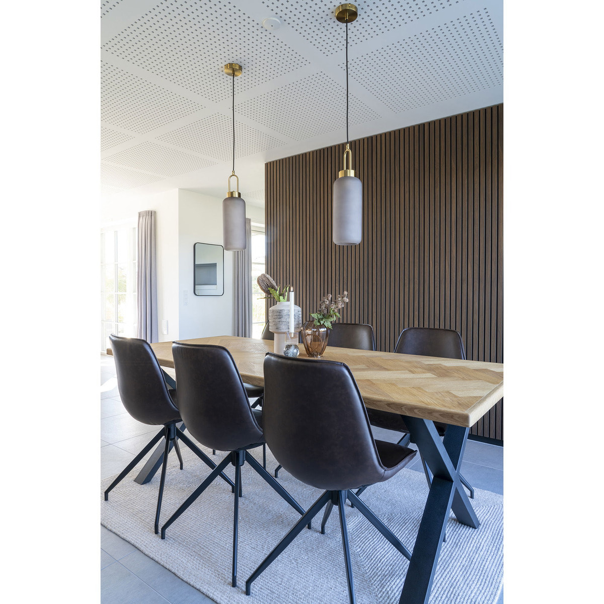 Set 2 sedie da pranzo girevoli Monaco in ecopelle marrone scuro con gambe nere