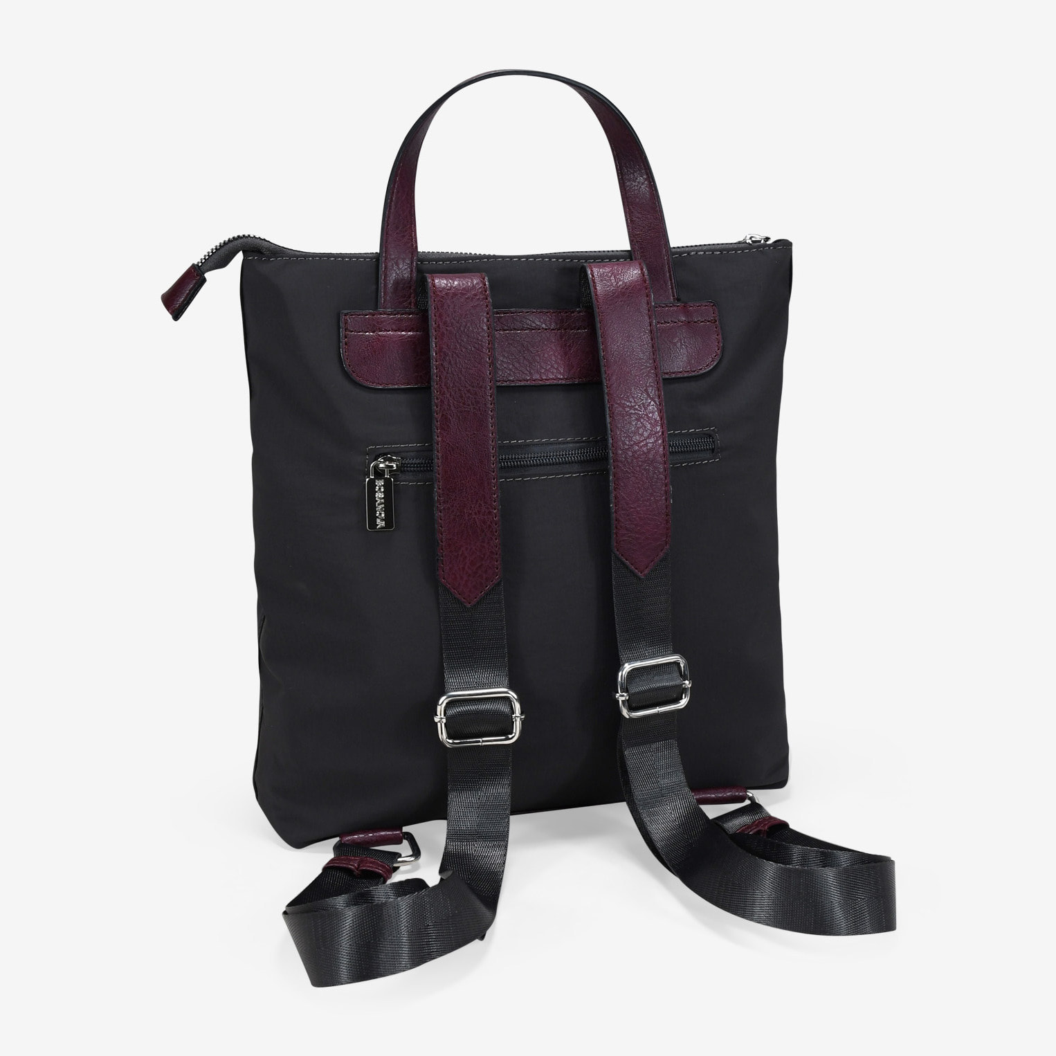 Mochila deportiva negra con cremalleras metálicas