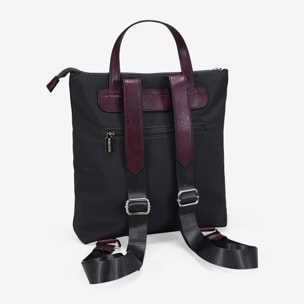 Mochila deportiva negra con cremalleras metálicas