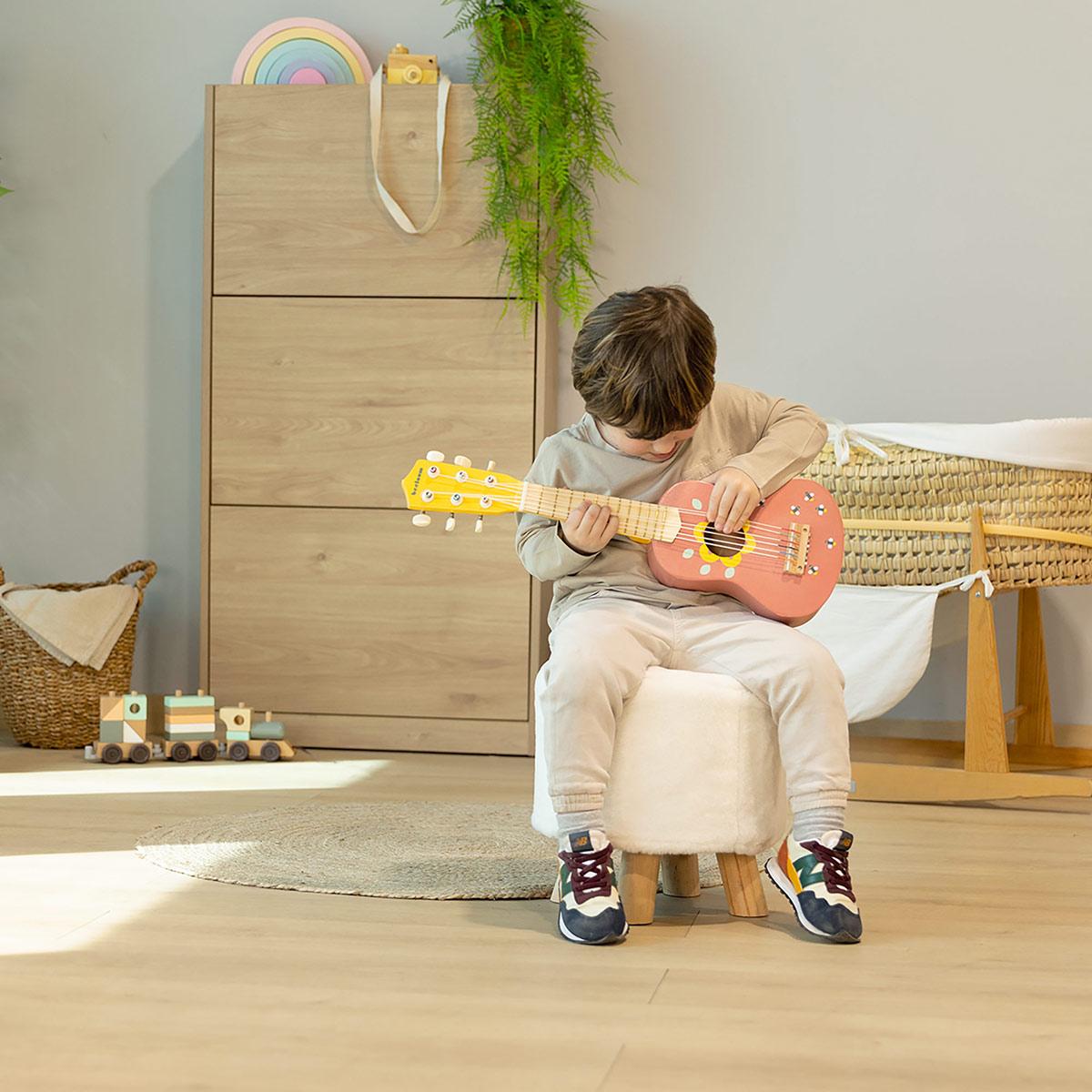 Instrumento musical guitarra de madera