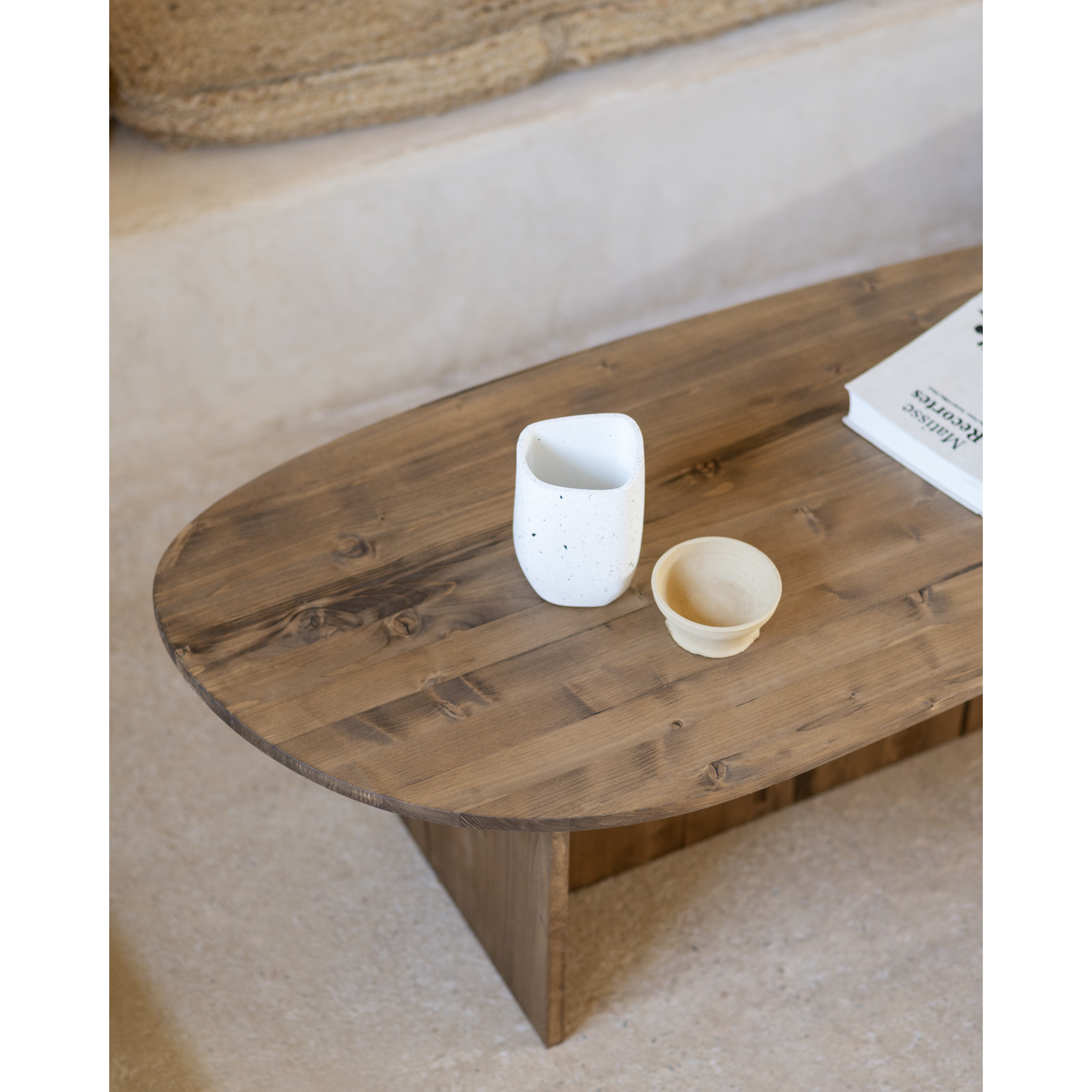 Table basse en bois massif ton chêne foncé de 129cm Hauteur: 43.25 Longueur: 128.6 Largeur: 54.6