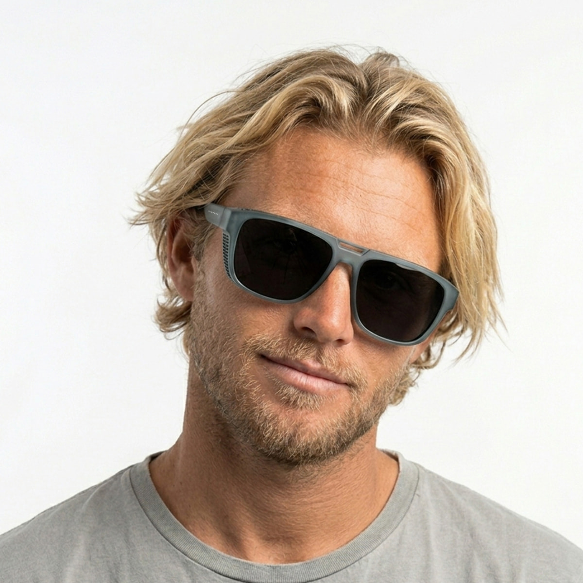 Gafas PALOALTO modelo WINGFOIL en color Montura azul mate transparente con lentes polarizadas ahumadas.