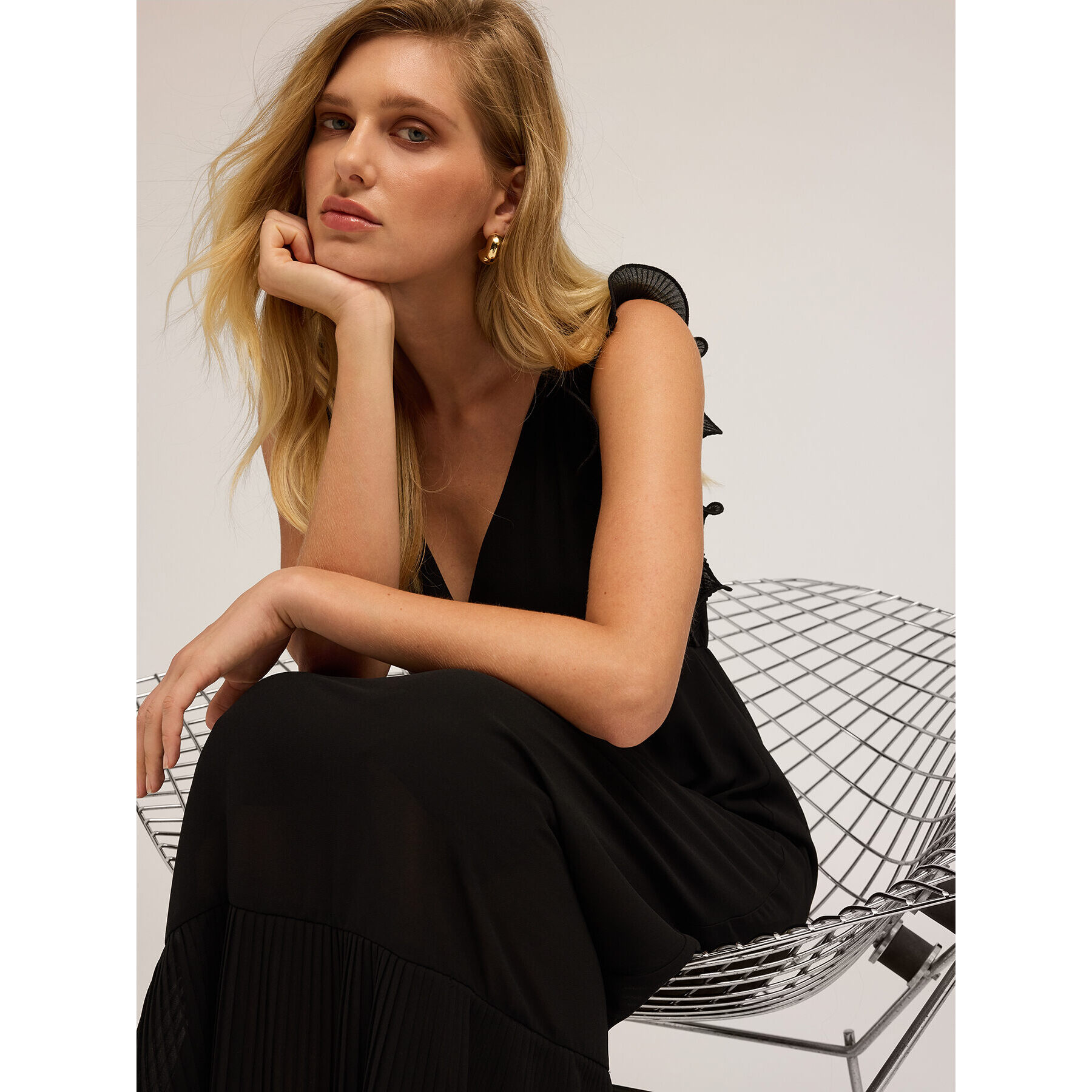 Motivi - Vestido largo con borde plisado - Negro