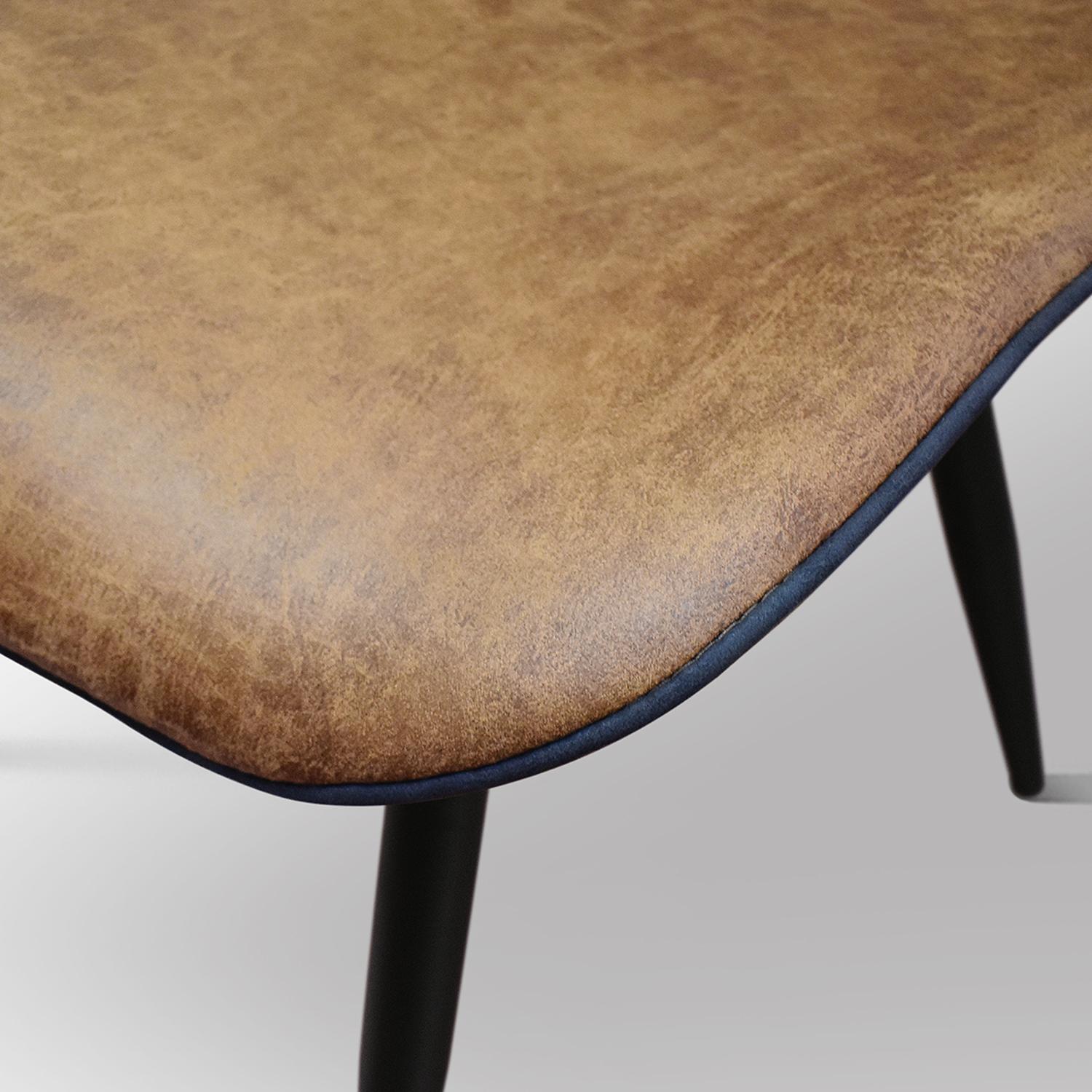 Set di 4 sedie BRUXELLES in ecopelle cammello e gambe in metallo nero