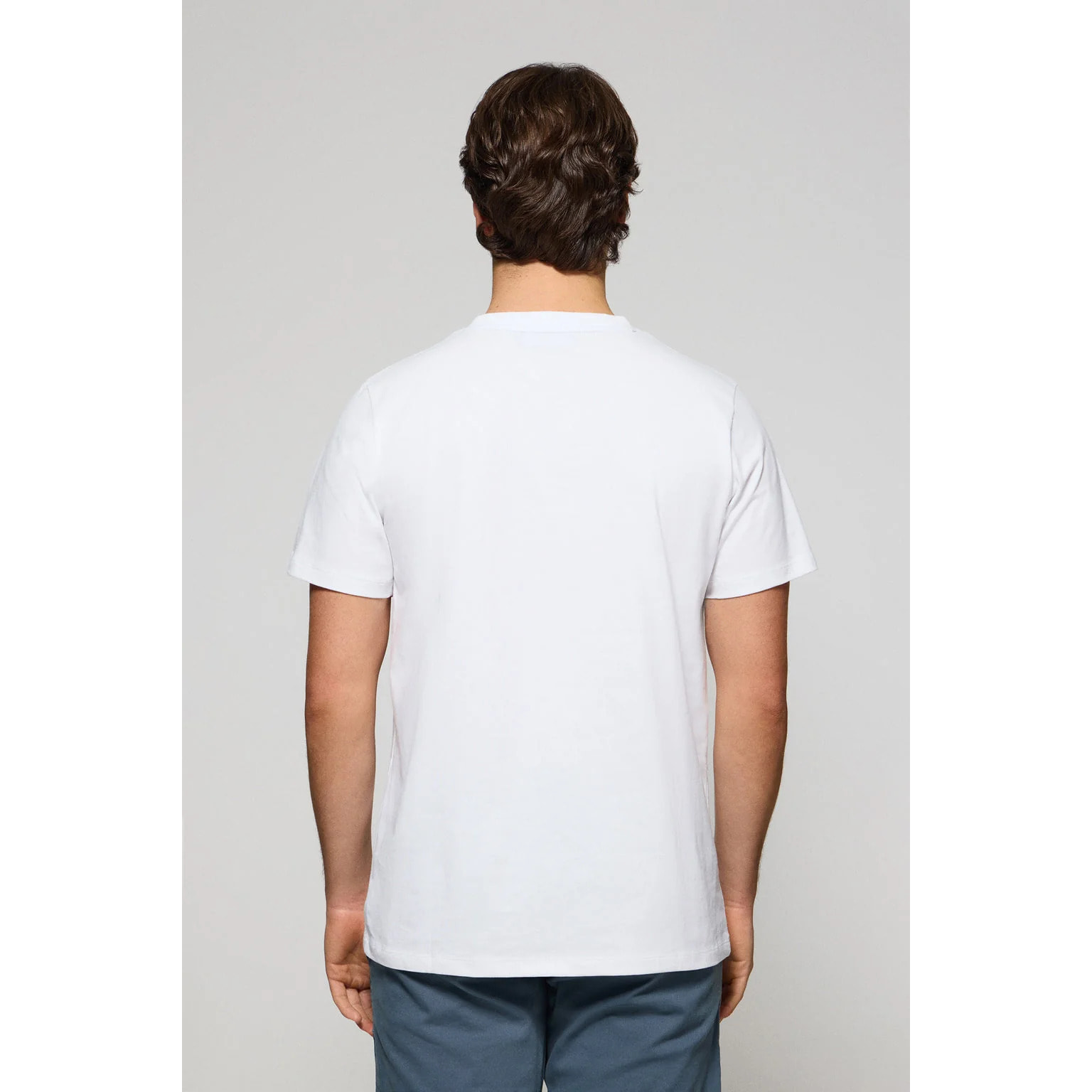 Pack de tres camisetas de manga corta azul marino, blanca y gris vigoré con logo Rigby Go