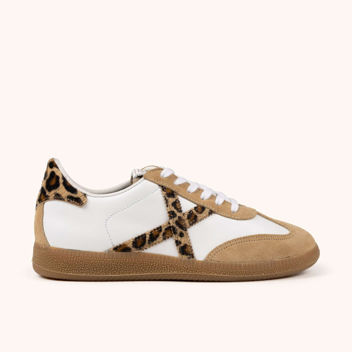 Zapatilla casual blanca con detalles en animal print y serraje arena MUNICH BARRU 227