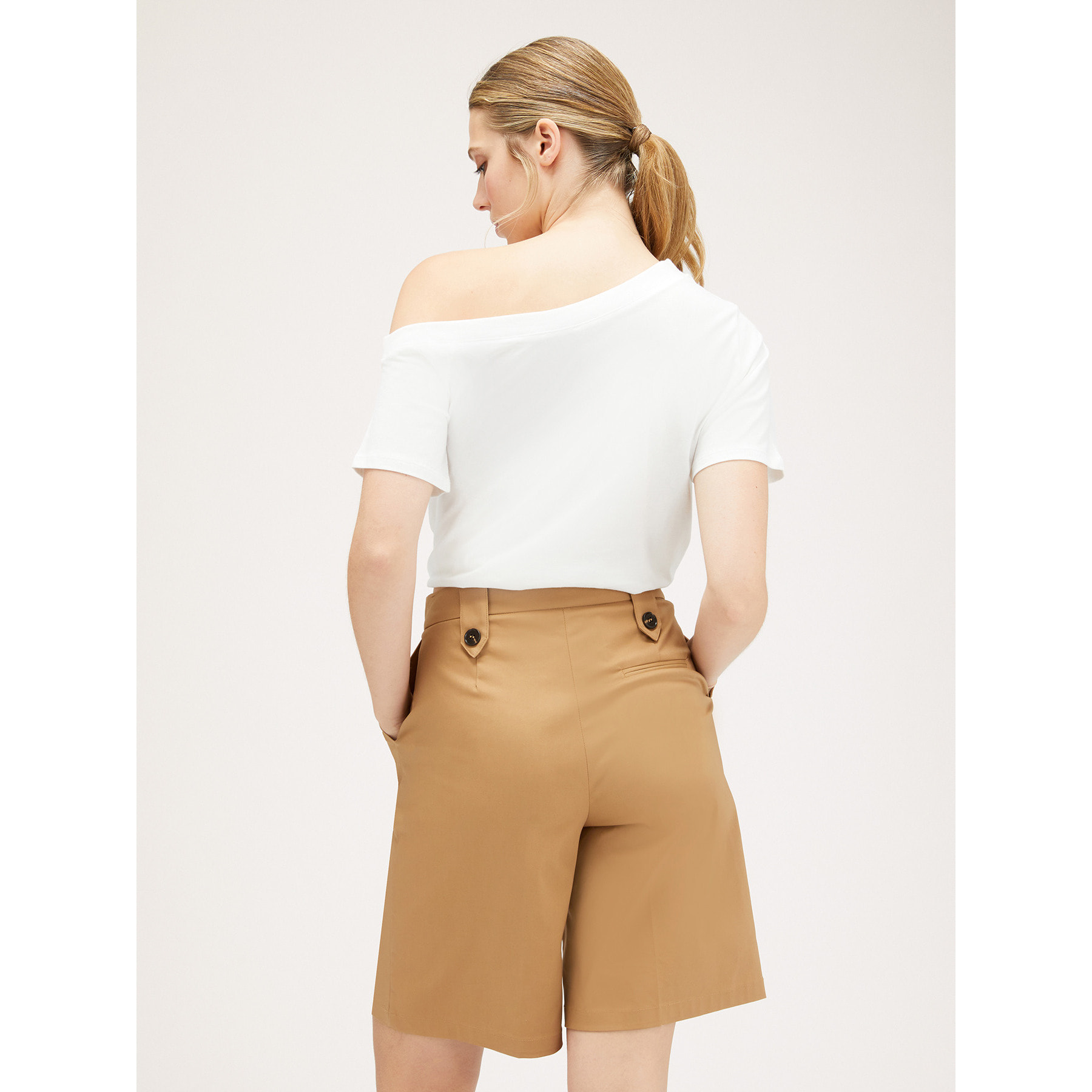 Motivi - T-shirt con scollo asimmetrico e scritta - Bianco