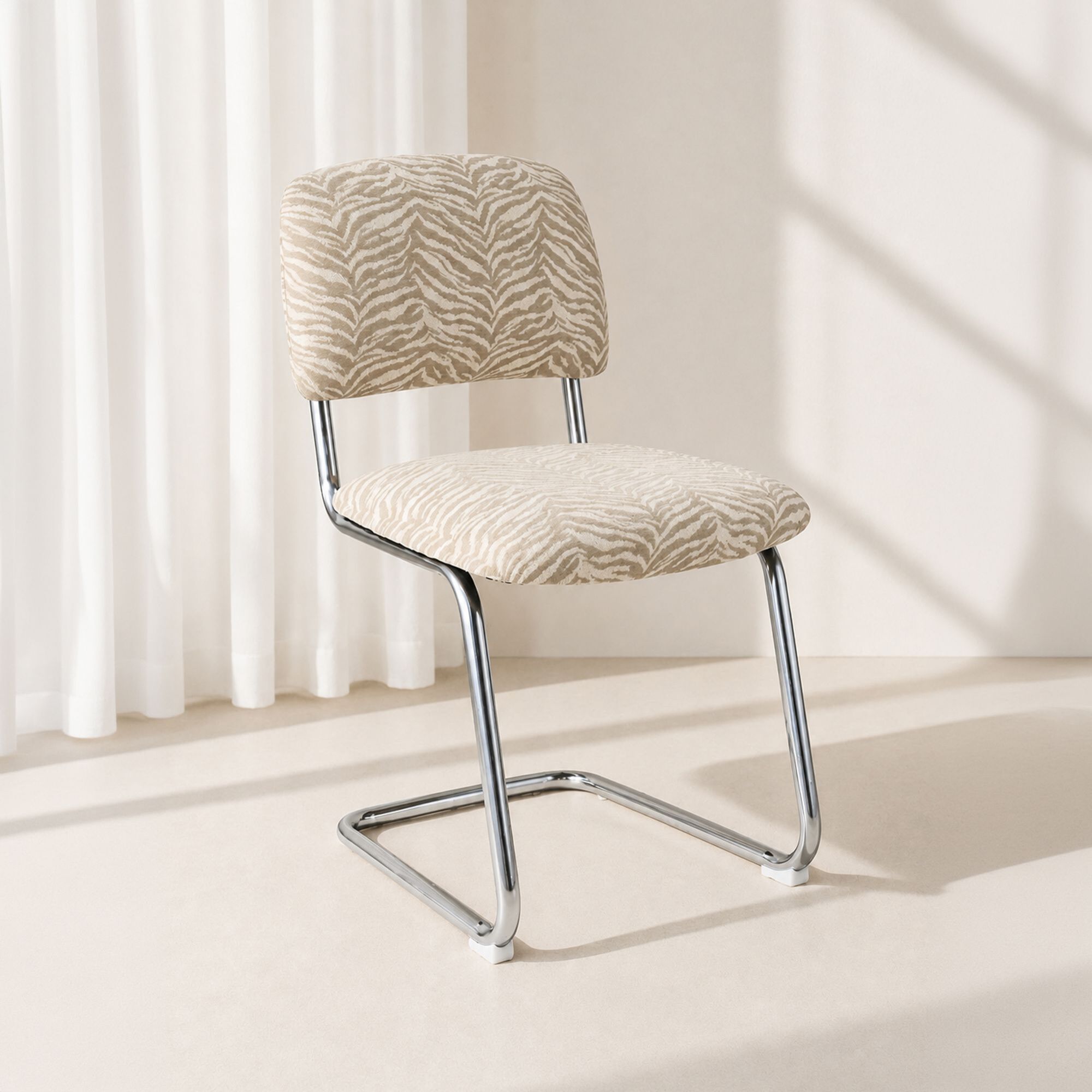 Lot de 2 chaises de table en tissu motif zèbre et structure chrome FELINE