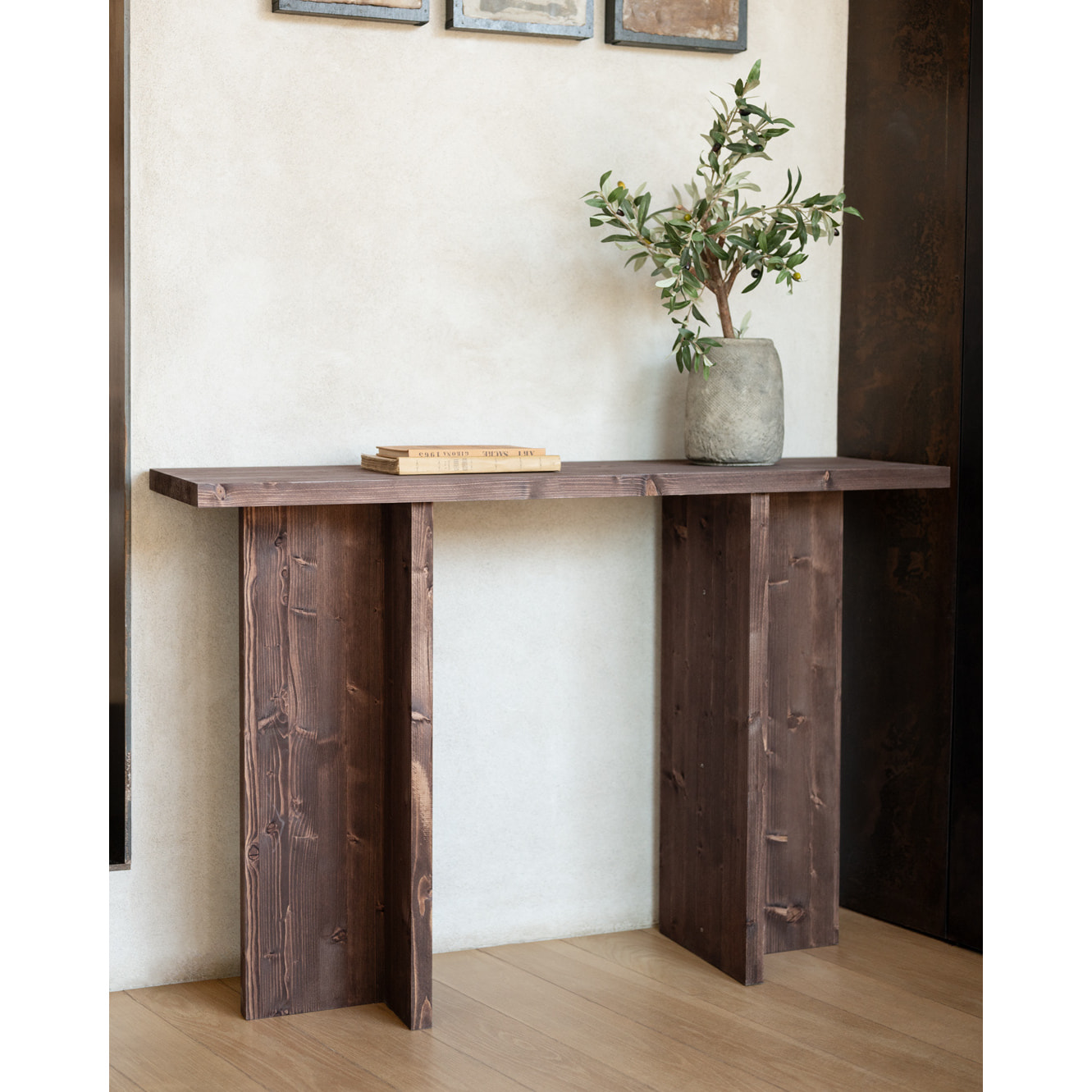 Consola de madera maciza en tono nogal de 120x80cm Alto: 35 Largo: 120 Ancho: 80