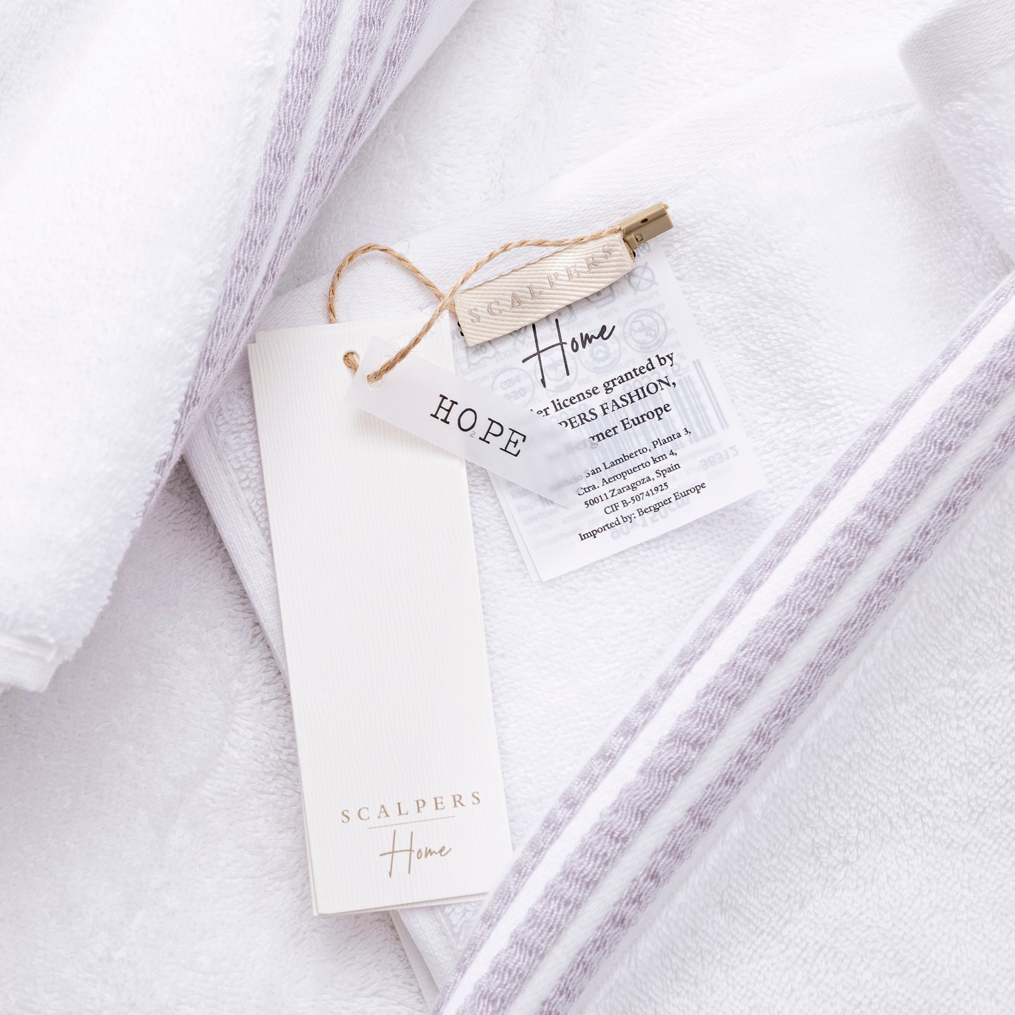 Set toallas baño (tocador 30x50cm + manos 50x90cm + baño 70x140cm) 450gsm en algodón blanco con gris scalpers home