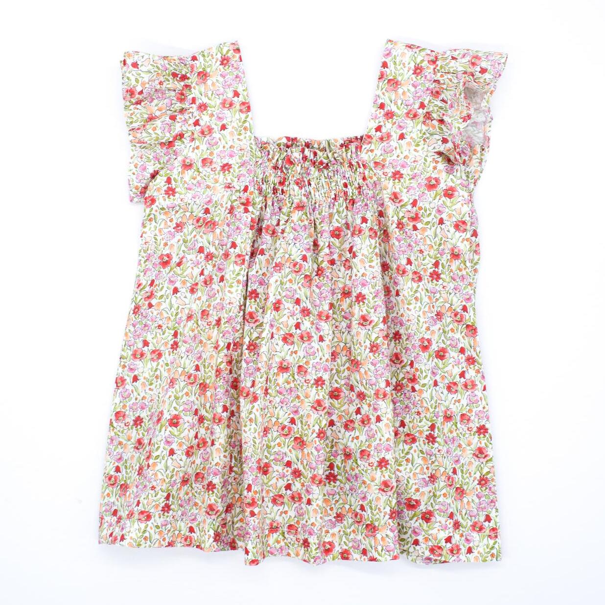 Vestido corto flor roja, pecho fruncido con puntillas bordadas y volante en las sisas.