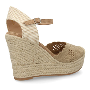 Alpargata cuña destalonada con calados para mujer.