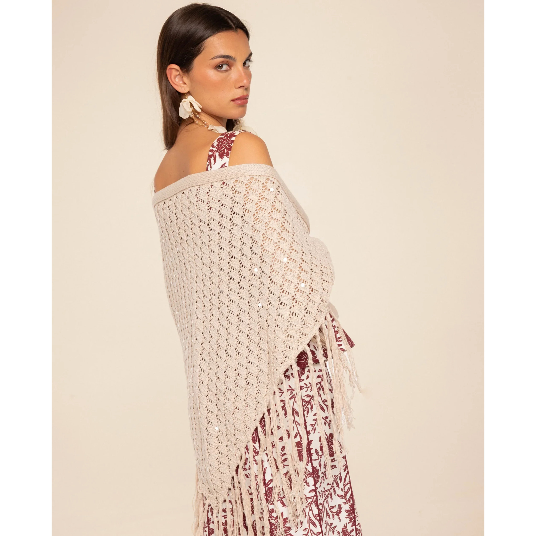 Mantón de crochet con flecos de mujer