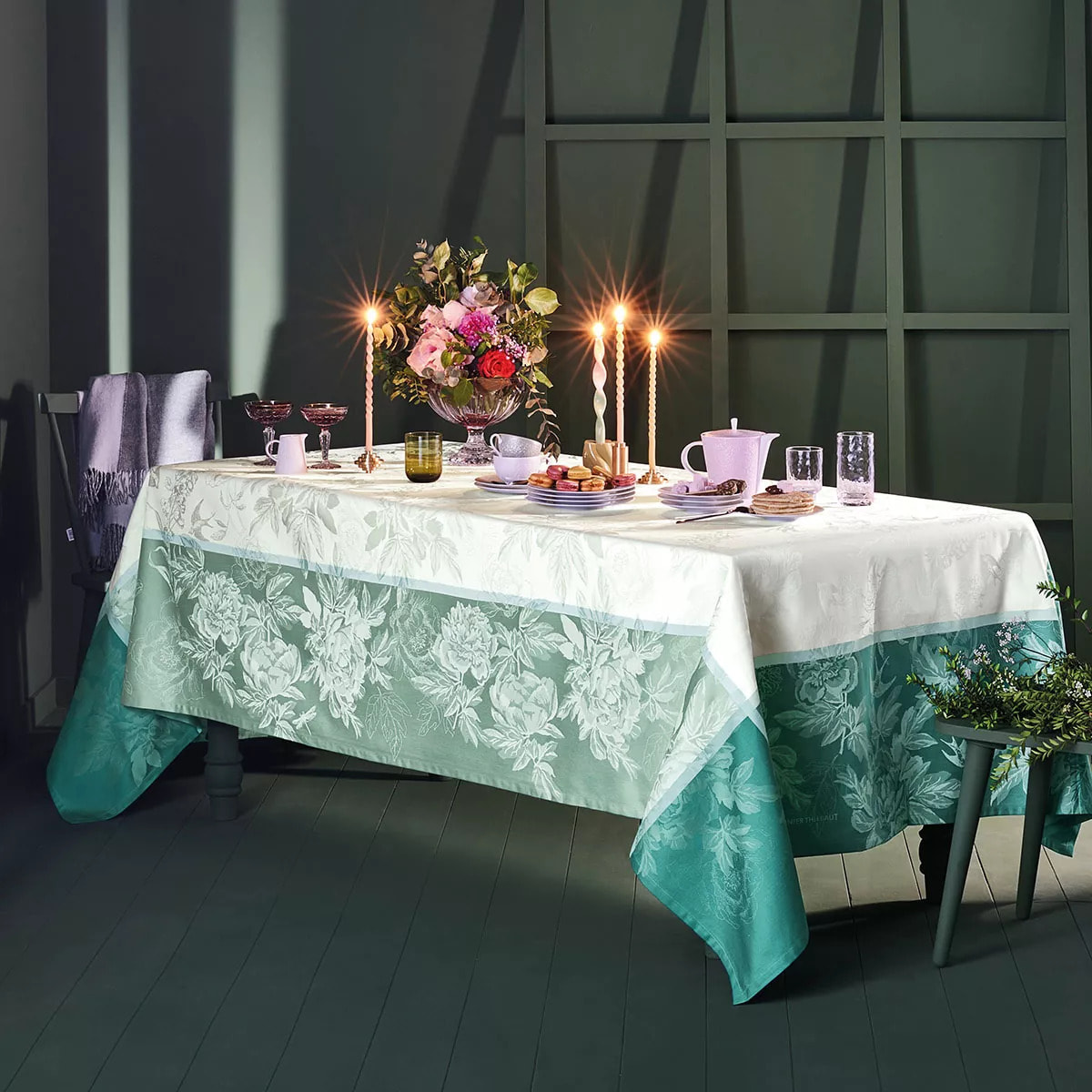 Chemin de table pur coton anti tache motif jacquard Jardin de pivoines vert