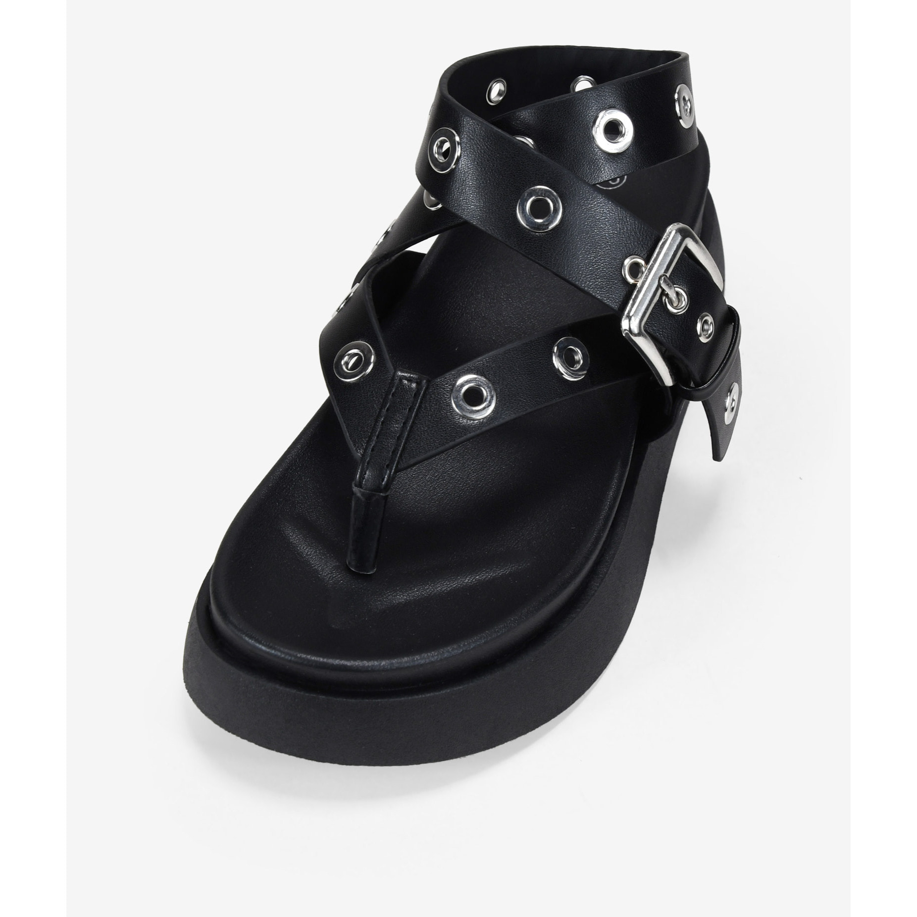 Sandalias de dedo negras con plataforma y tachuelas