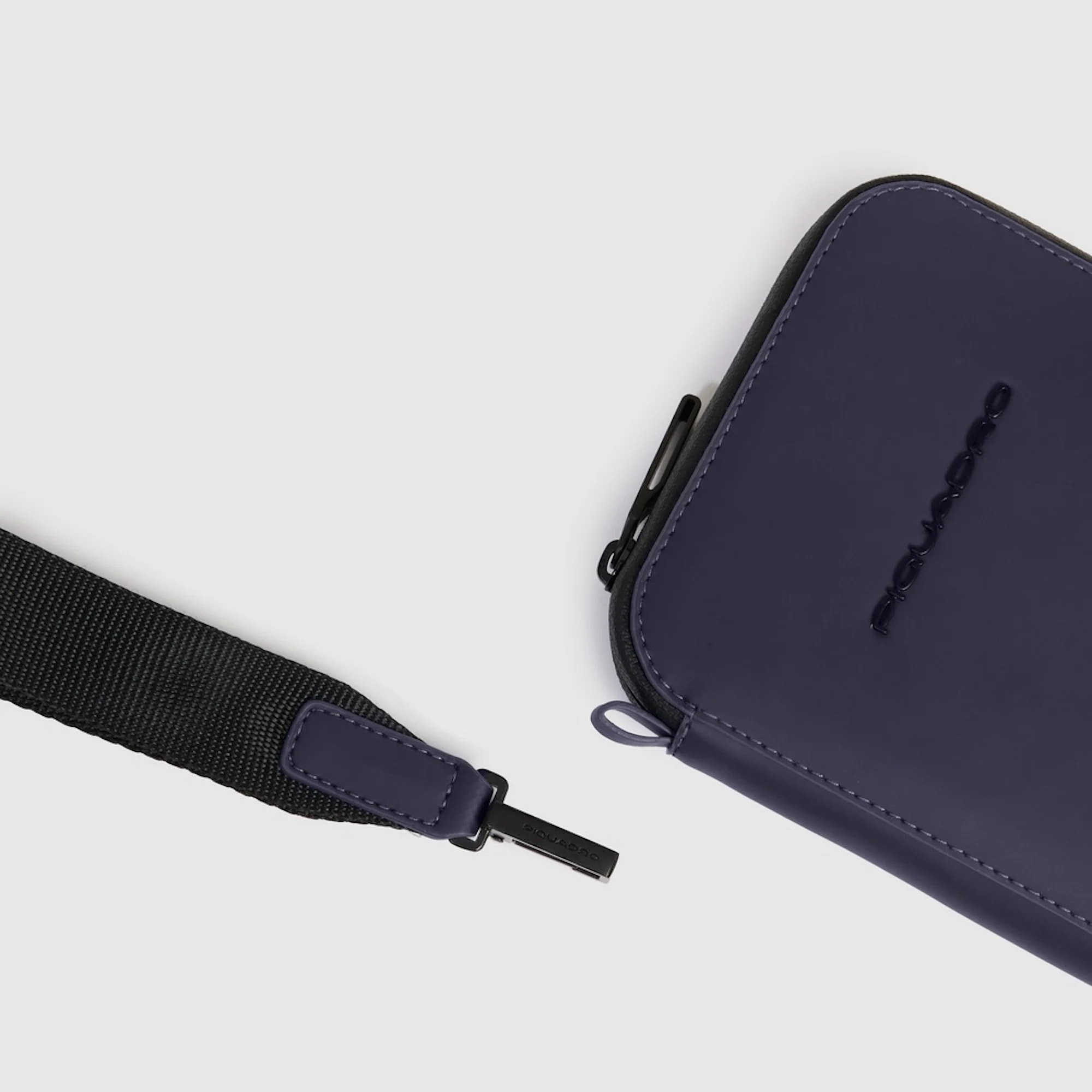 Piquadro Porta passaporto con zip, porta carte di credito e protezione RFID