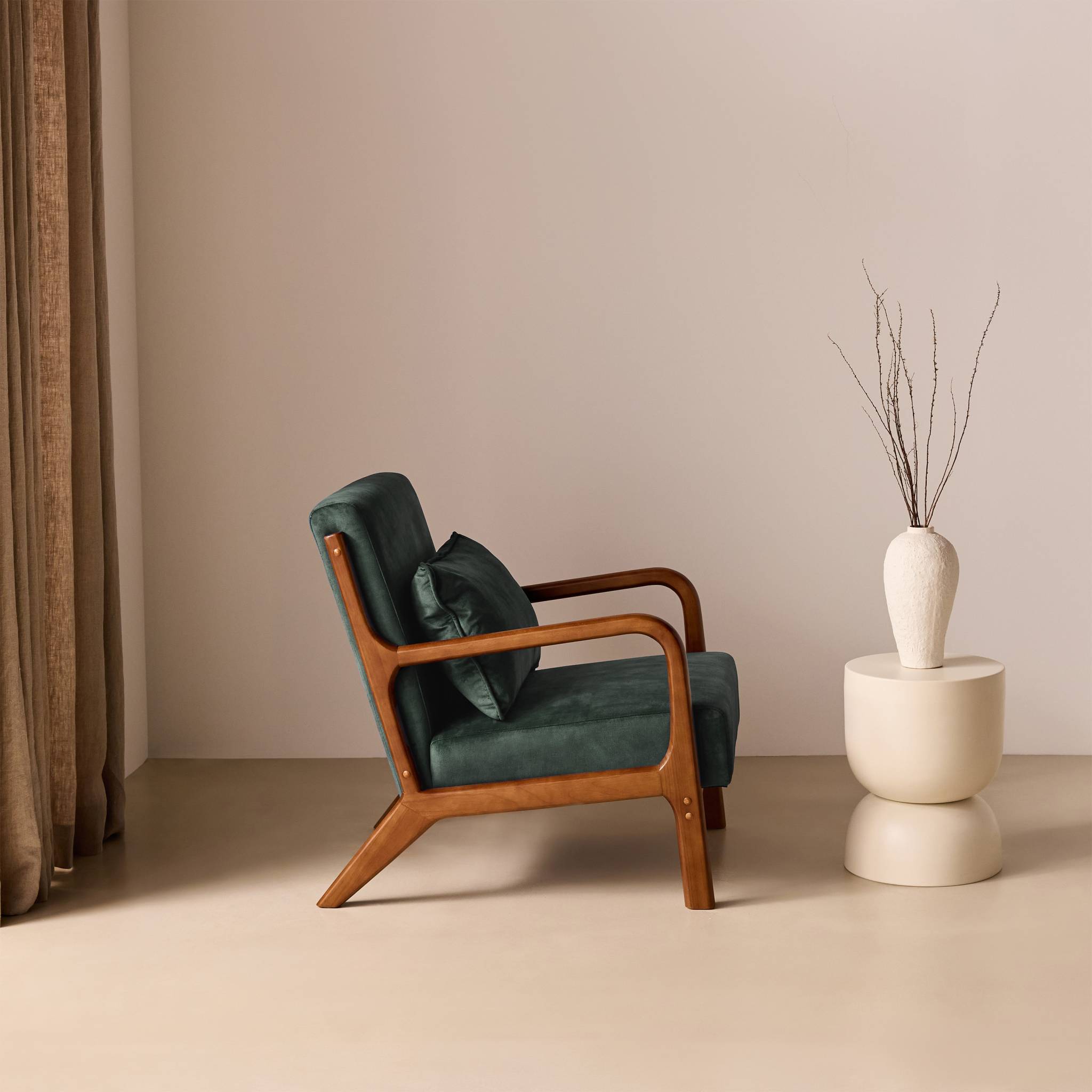 Fauteuil scandinave bois d'hévéa teinté noyer clair et velours LORENS