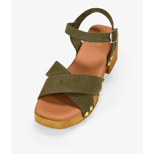 Sandalias de piel verdes con tacón de madera