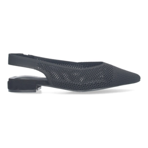 Zapato de salón de mujer elegante plano, destalonado.