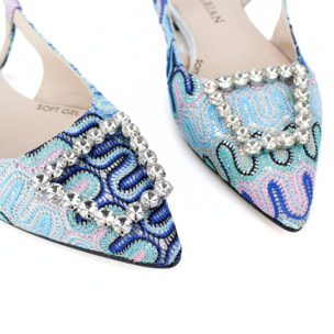 Mule fabricado en tejido estampado en tonos azul cielo. Detalle adorno joya pedrería. Tacón 1 cm