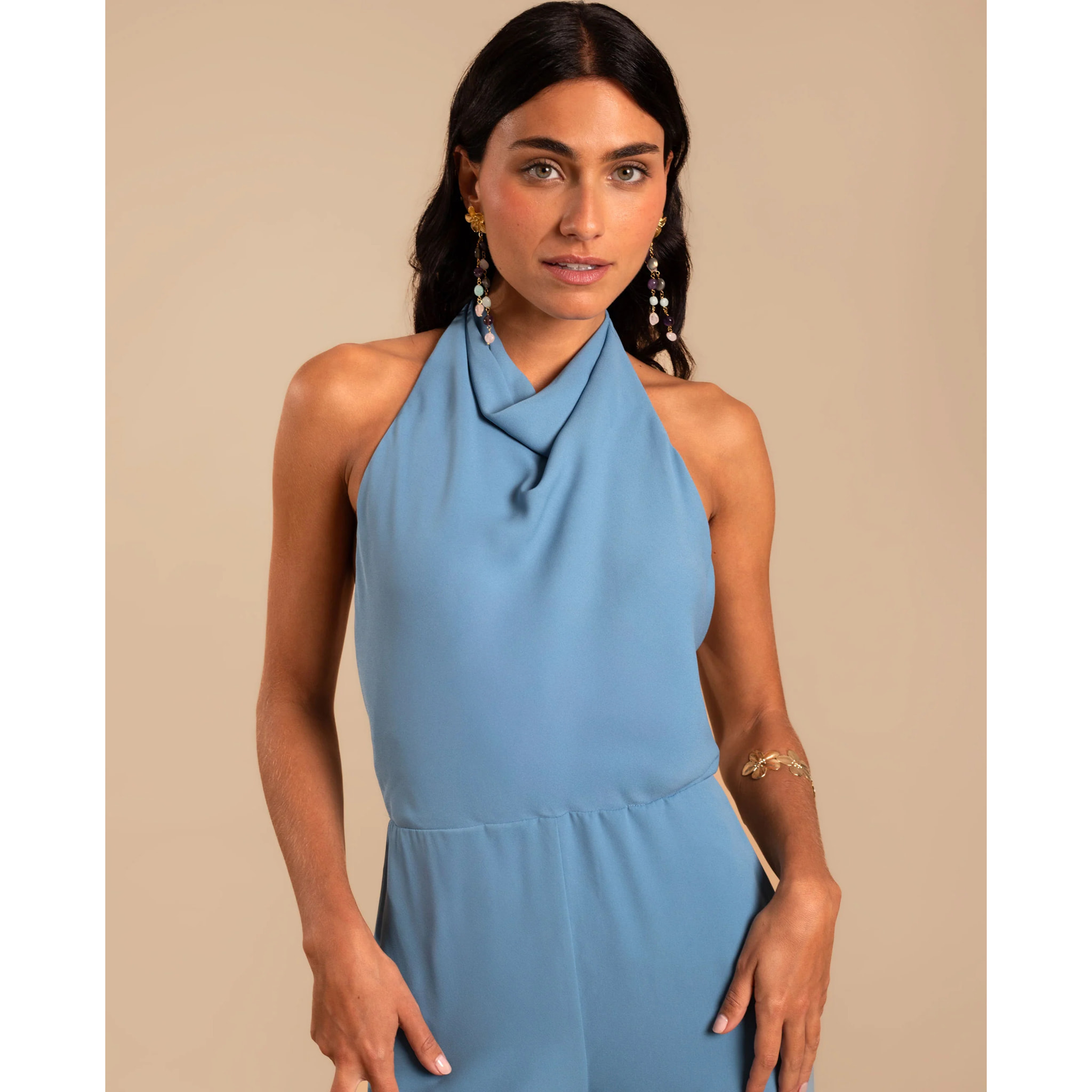 Mono largo de gasa con cuello halter drapeado de mujer