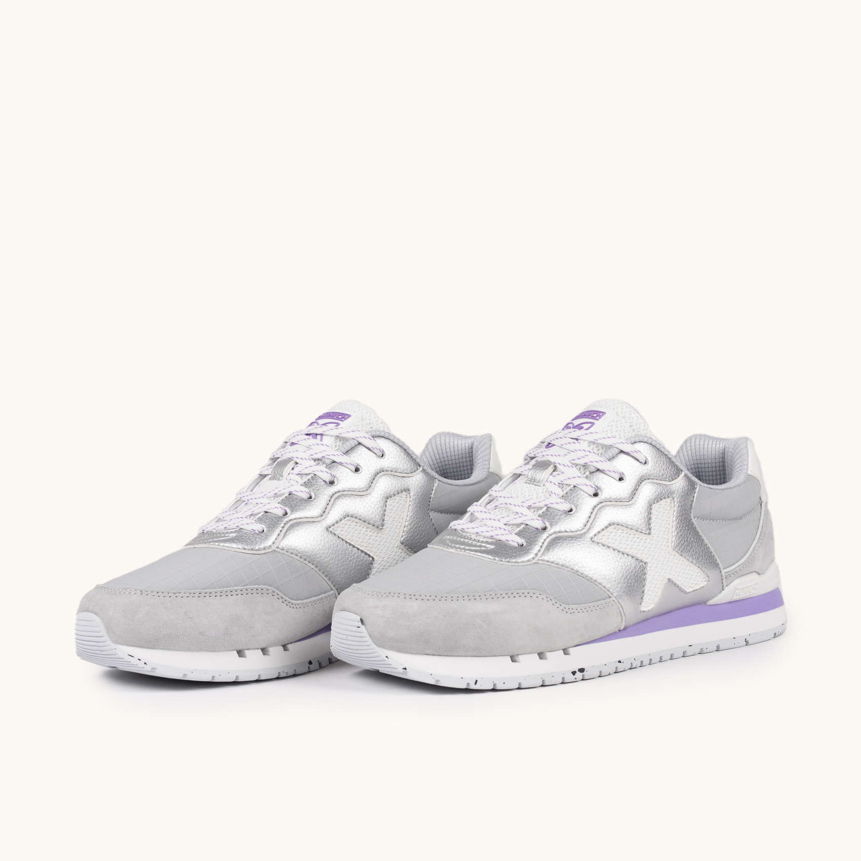Zapatilla Retro Running Plateada con Detalles Lavanda y Gris MUNICH DASH WMN 279