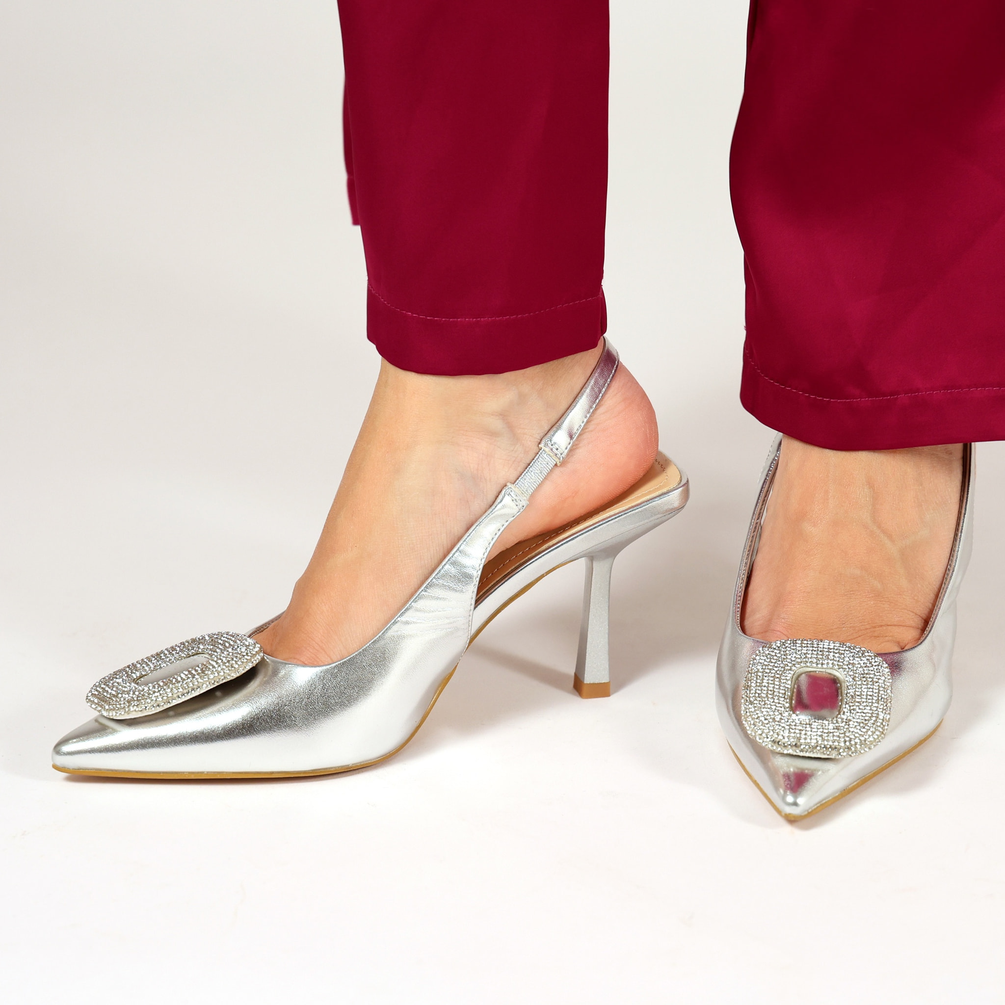 Dècolletè slingback in simil pelle con dettaglio strass sulla punta