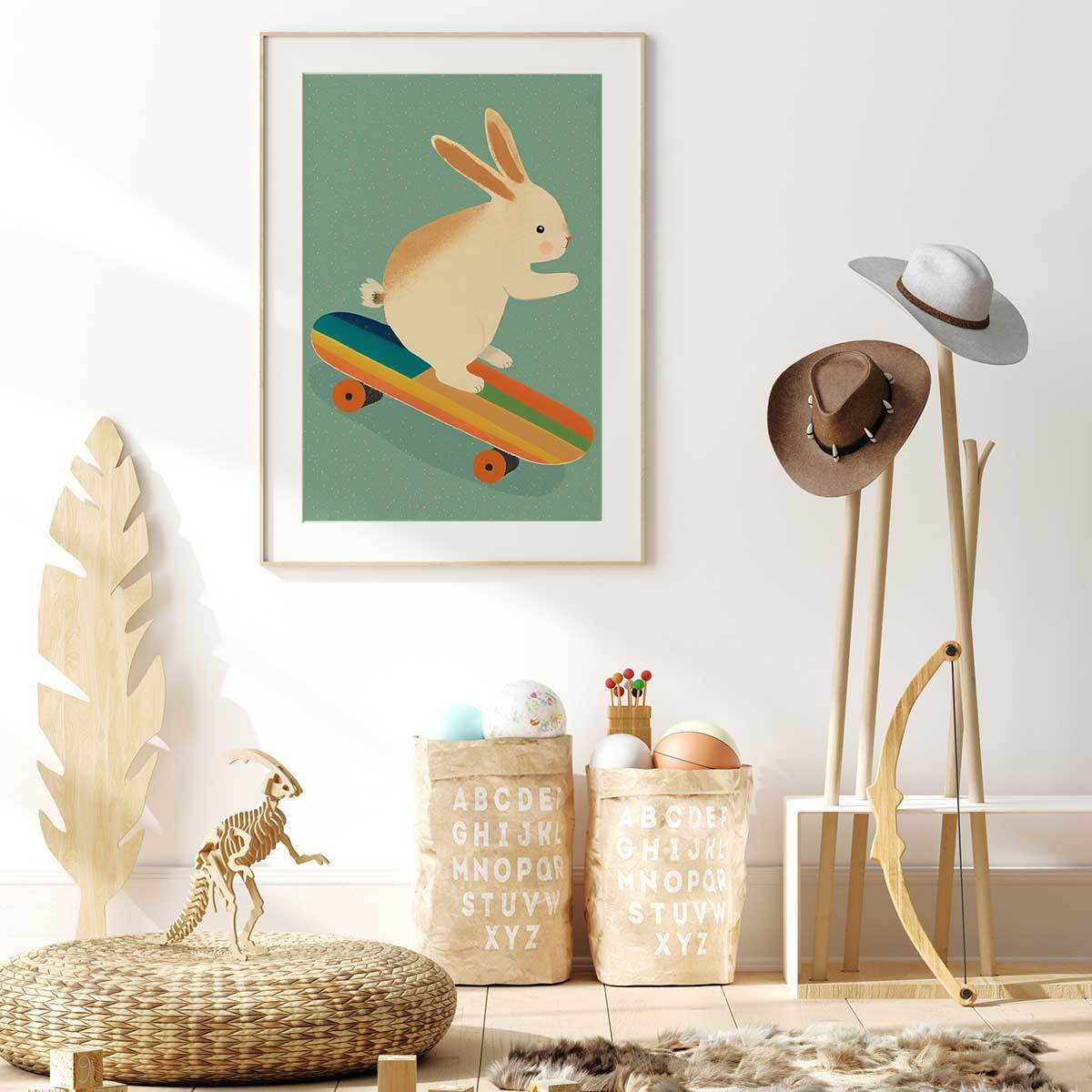Affiche enfant lapin sur skateboard  Affiche + cadre en bois - Chêne