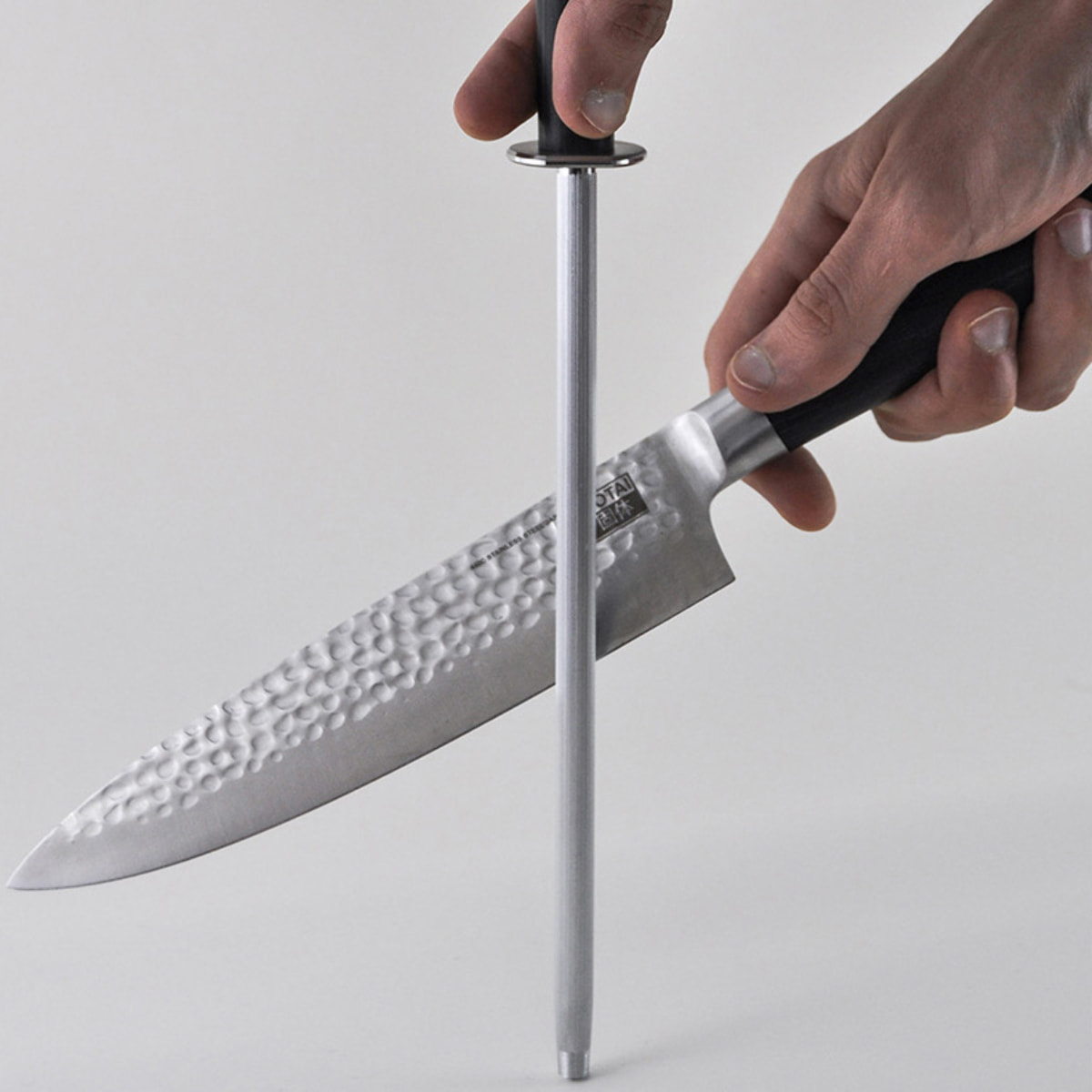 Le Set Nomad Complet Hashi Damas 7 pièces : 5 couteaux (office 9cm + universal 12cm + petty 15cm + santoku 18cm + gyuto 21cm) + étui 100% coton + fusil à aiguiser