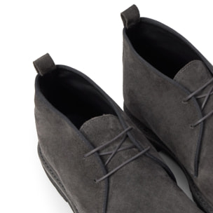 Desert boot Leo en serraje con cierre de cordones