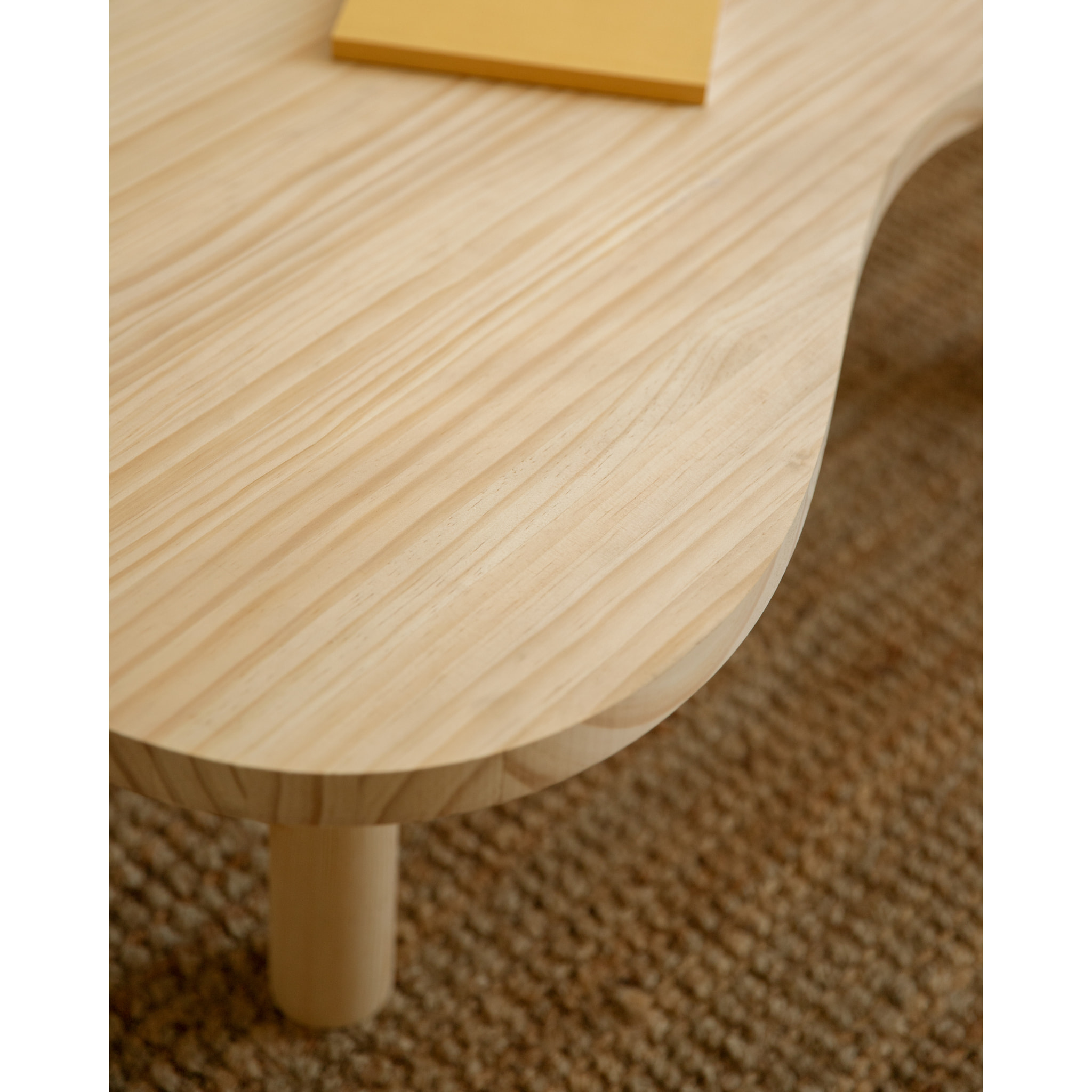 Table basse en bois massif aux formes organiques en teinte naturelle en différentes tailles