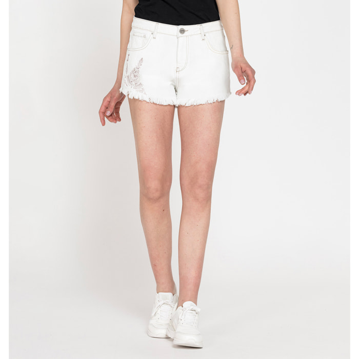 PANTALONE CORTO IN DENIM STRETCH, MODELLO 757. Vita regolare e gamba regolare.