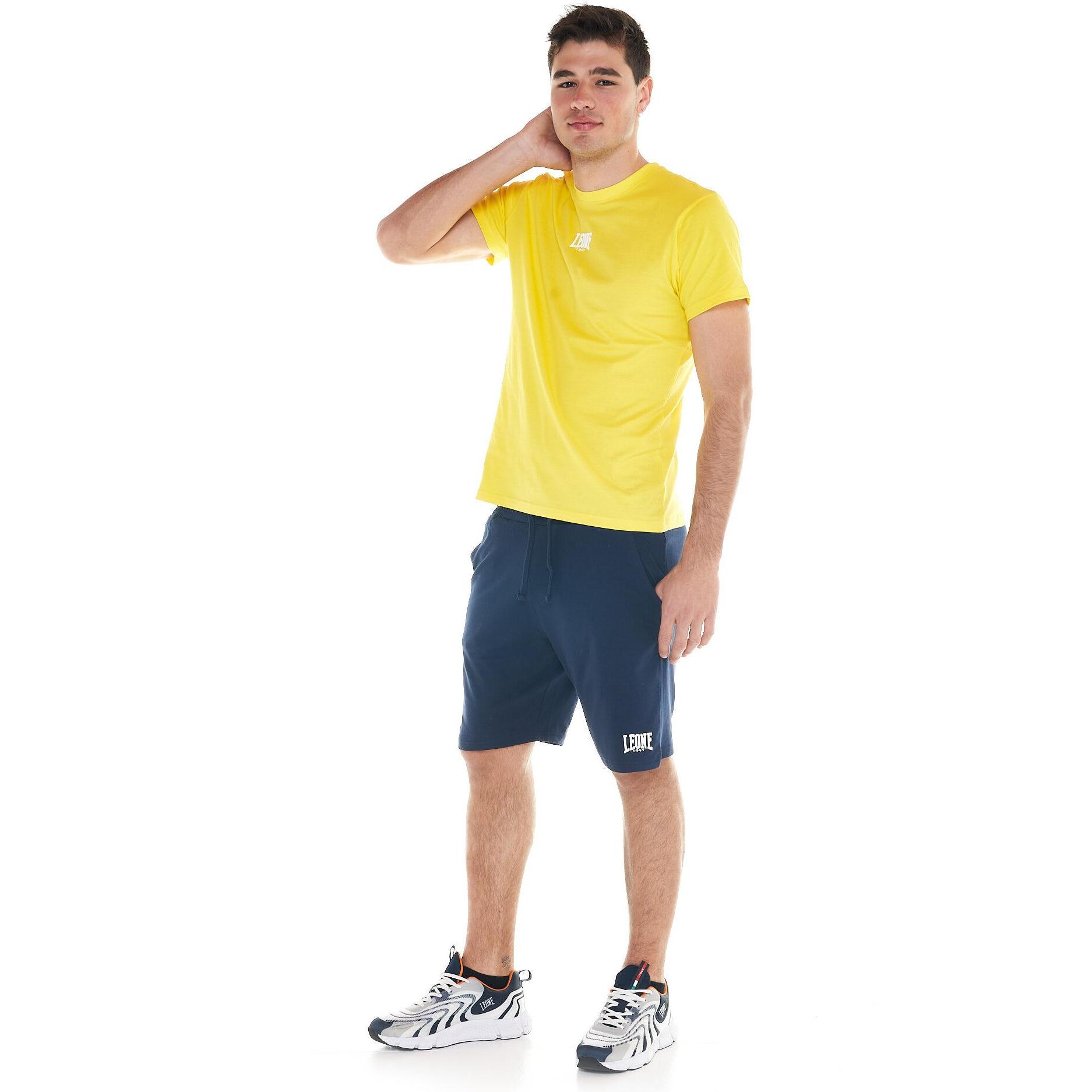 Conjunto completo para hombre compuesto por camiseta Leone Basic y pantalón corto