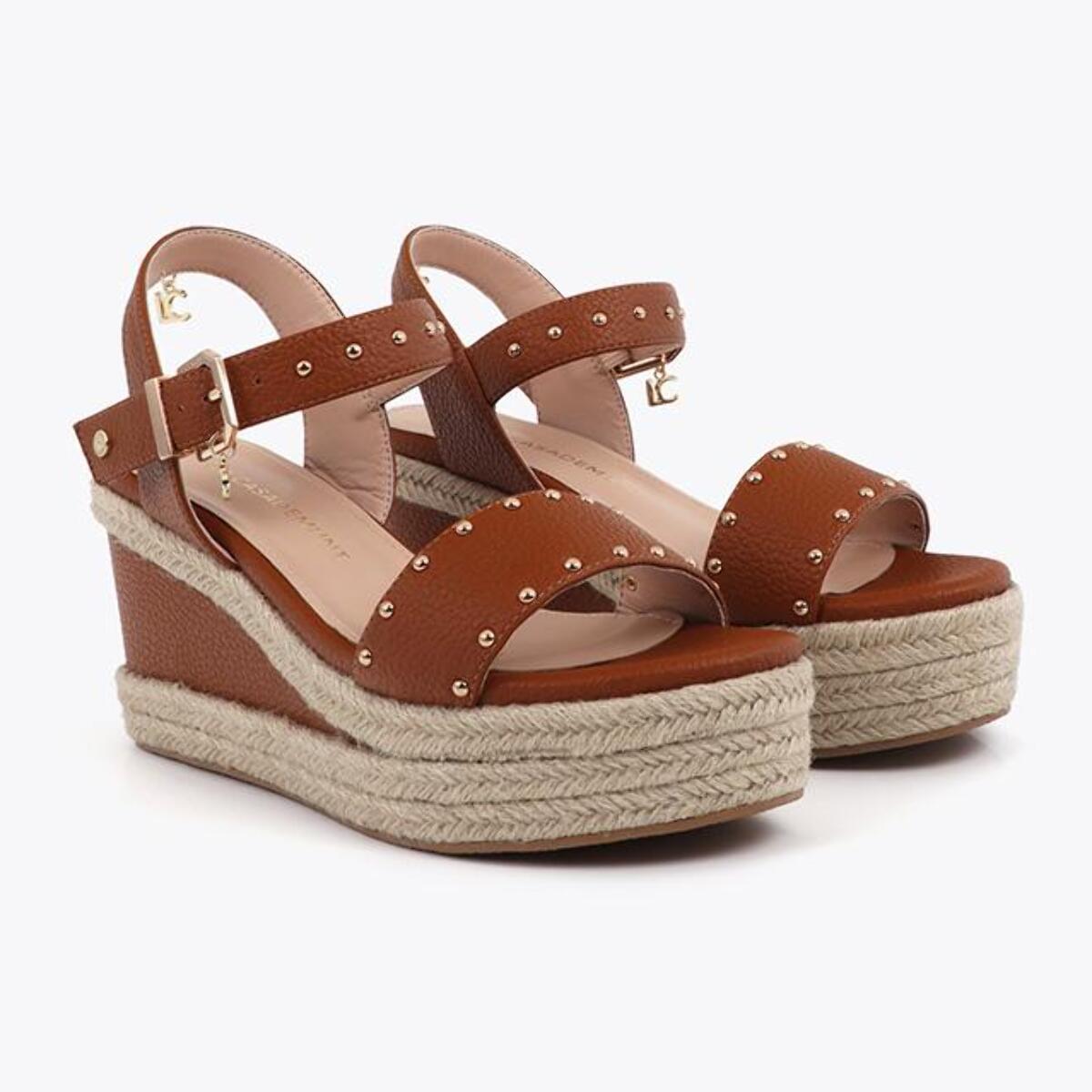 Scarpa con zeppa con suola effetto rafia e dettagli metallici