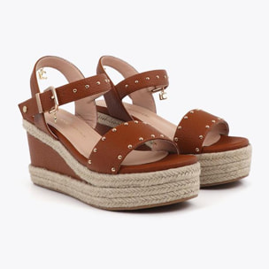 Scarpa con zeppa con suola effetto rafia e dettagli metallici