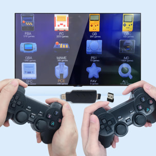 Collegamento della console per videogiochi allo schermo del televisore. Supporta 4K. Include 13.000 giochi e due controller wireless.