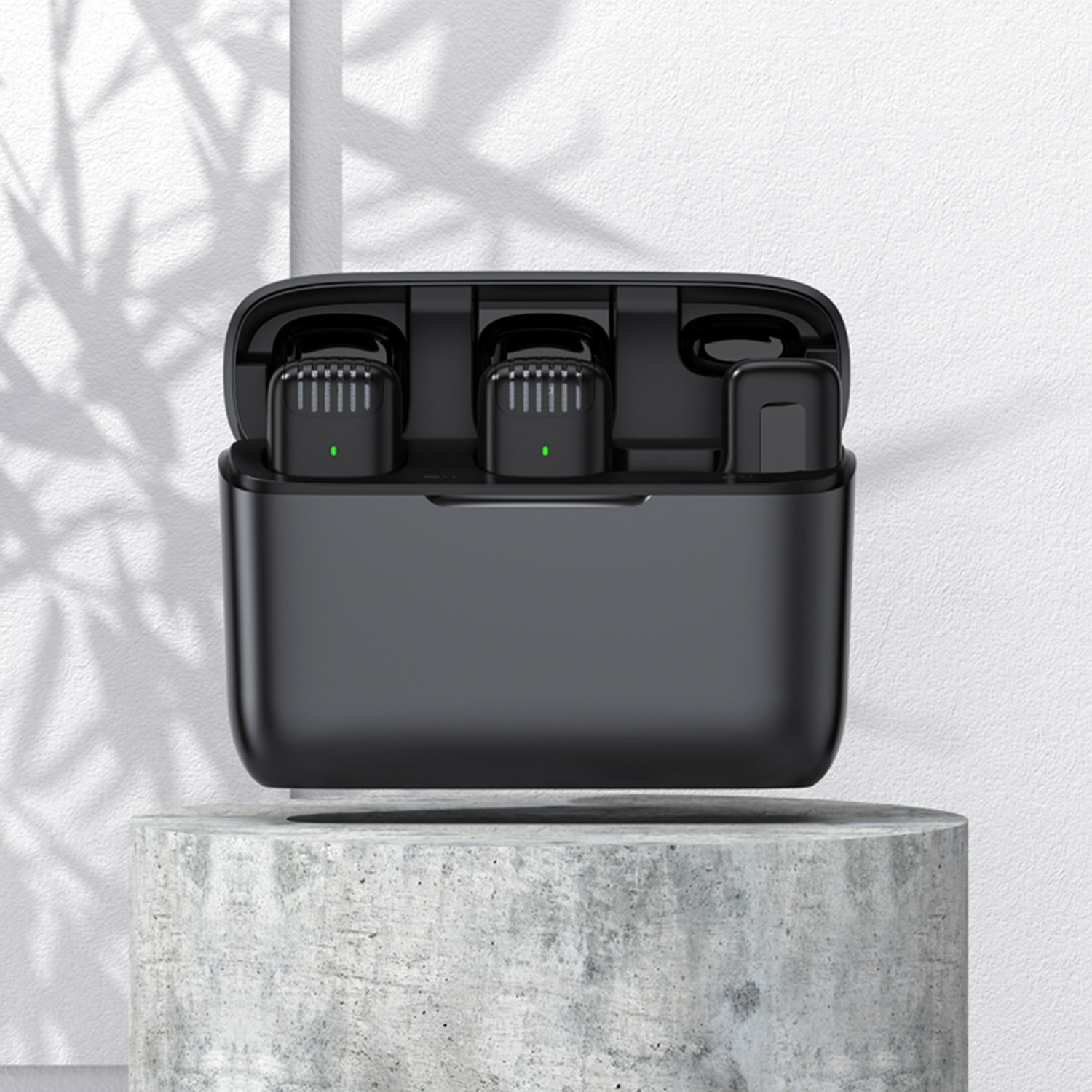 Microfono wireless portatile con clip J13. Include 2 microfoni e 1 ricevitore. Per smartphone, fotocamere e laptop. Connessione USB-C + Lightning.