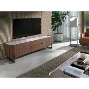 Mueble TV de madera chapada en nogal natural y patas de acero inoxidable oscuro metalizado tapa de mármol porcelánico blanco con vetas en tonalidades grises y marrones en brillo 200x45x52cm