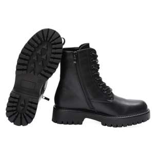 Anfibi in simil pelle con stringhe