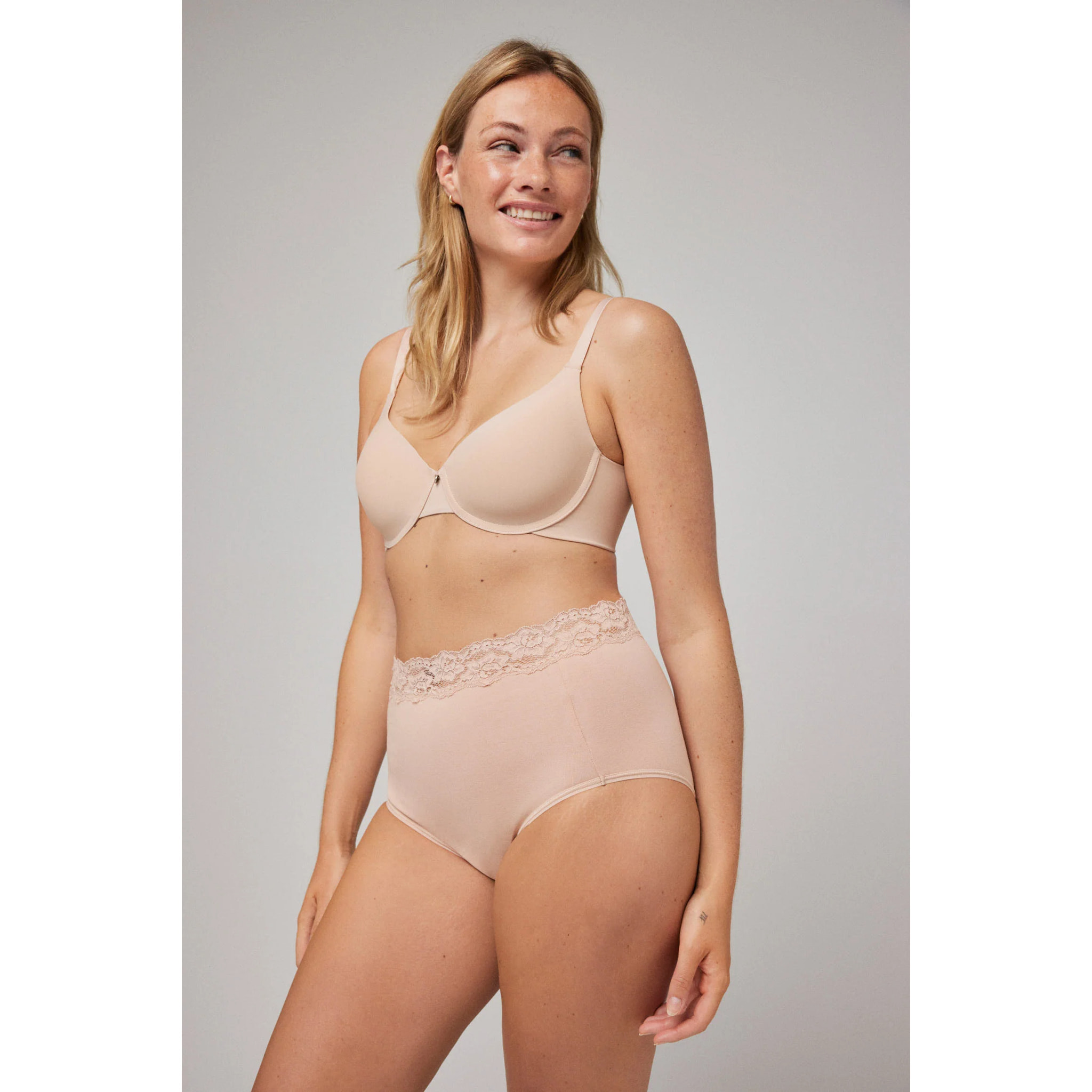 Mutandina ad alto controllo con dettagli in pizzo beige