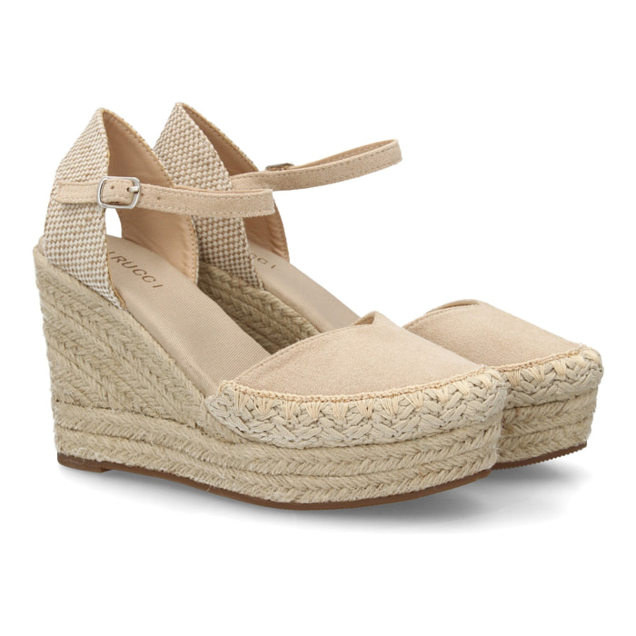 Alpargata de cuña alta de esparto con cierre de hebilla