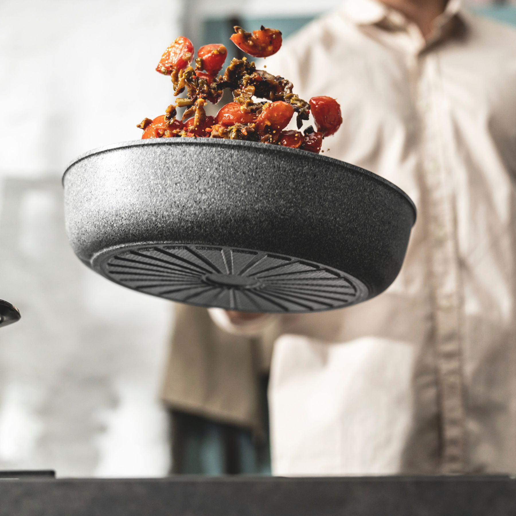 Sauteuse avec couvercle, 28 cm, Aluminium, Revêtement antiadhésif en céramique renforcée en titane