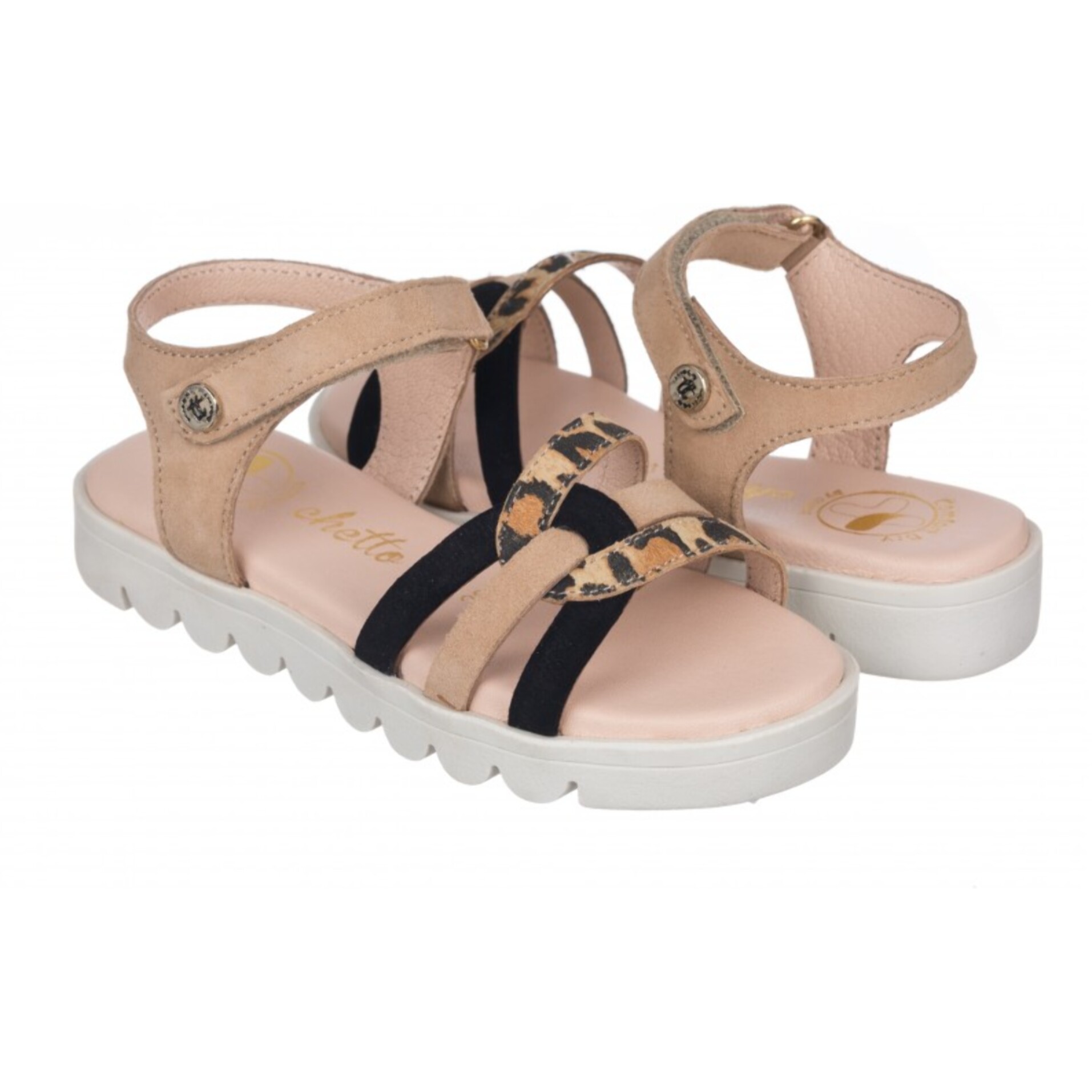 Sandalia toda en piel con suela hiper flexible.