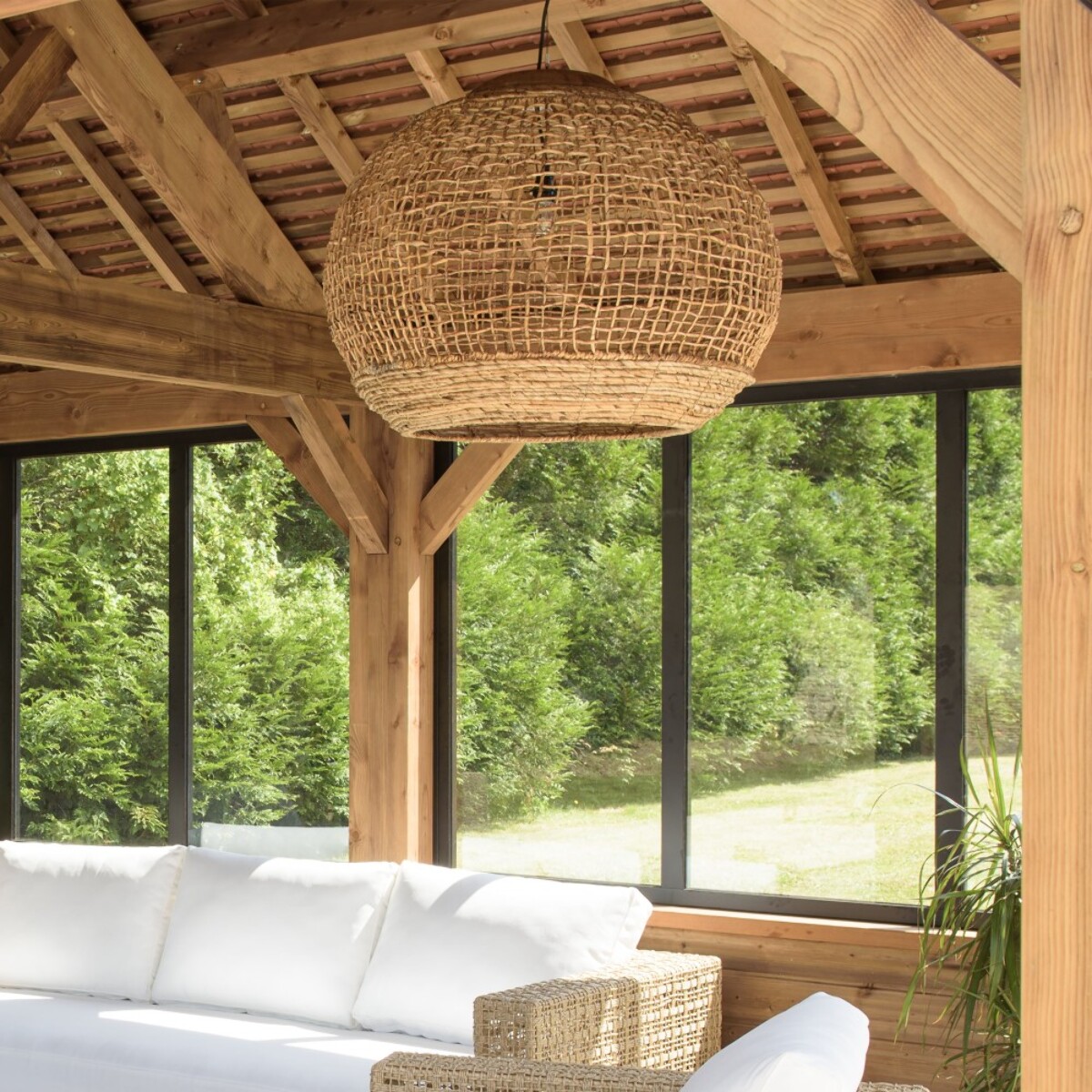 SIXTINE - Suspension 'boule' 83x83cm en abaca couleur naturelle et teck