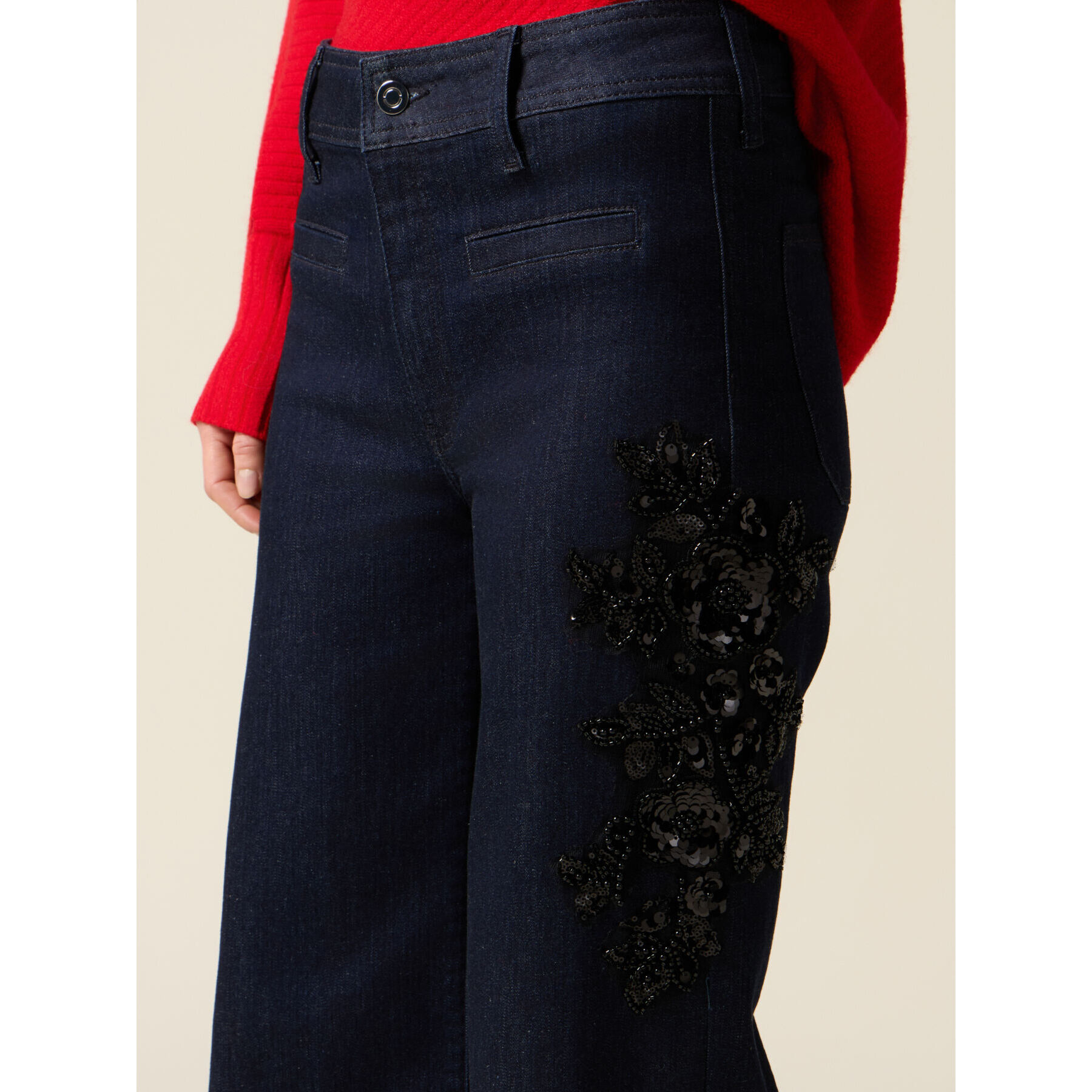 Oltre - Jeans acampanados azul rinse con parche decorativo - Azul