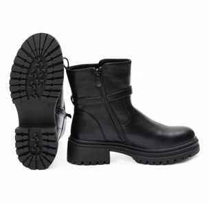 Stivaletti in simil pelle con fibbia dorata