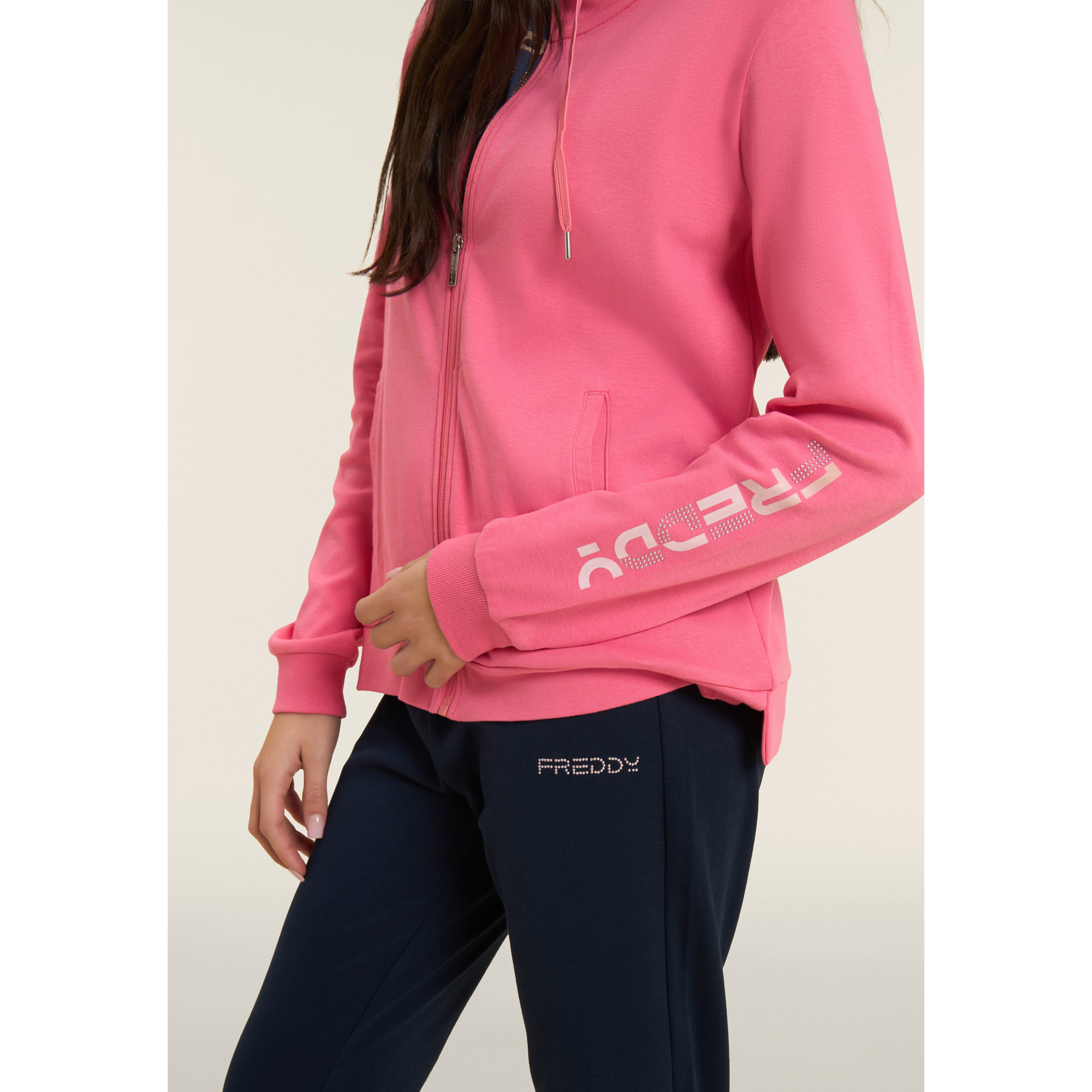 Tuta con zip e collo alto, logo con perline sulla manica