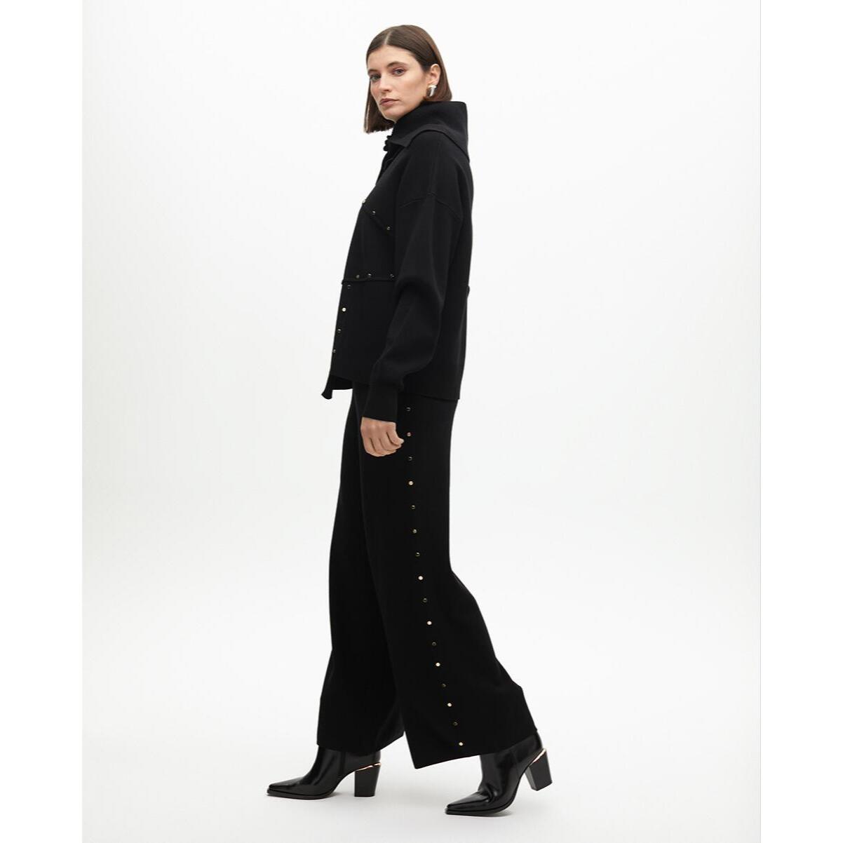 Pantaloni dritti con borchie laterali